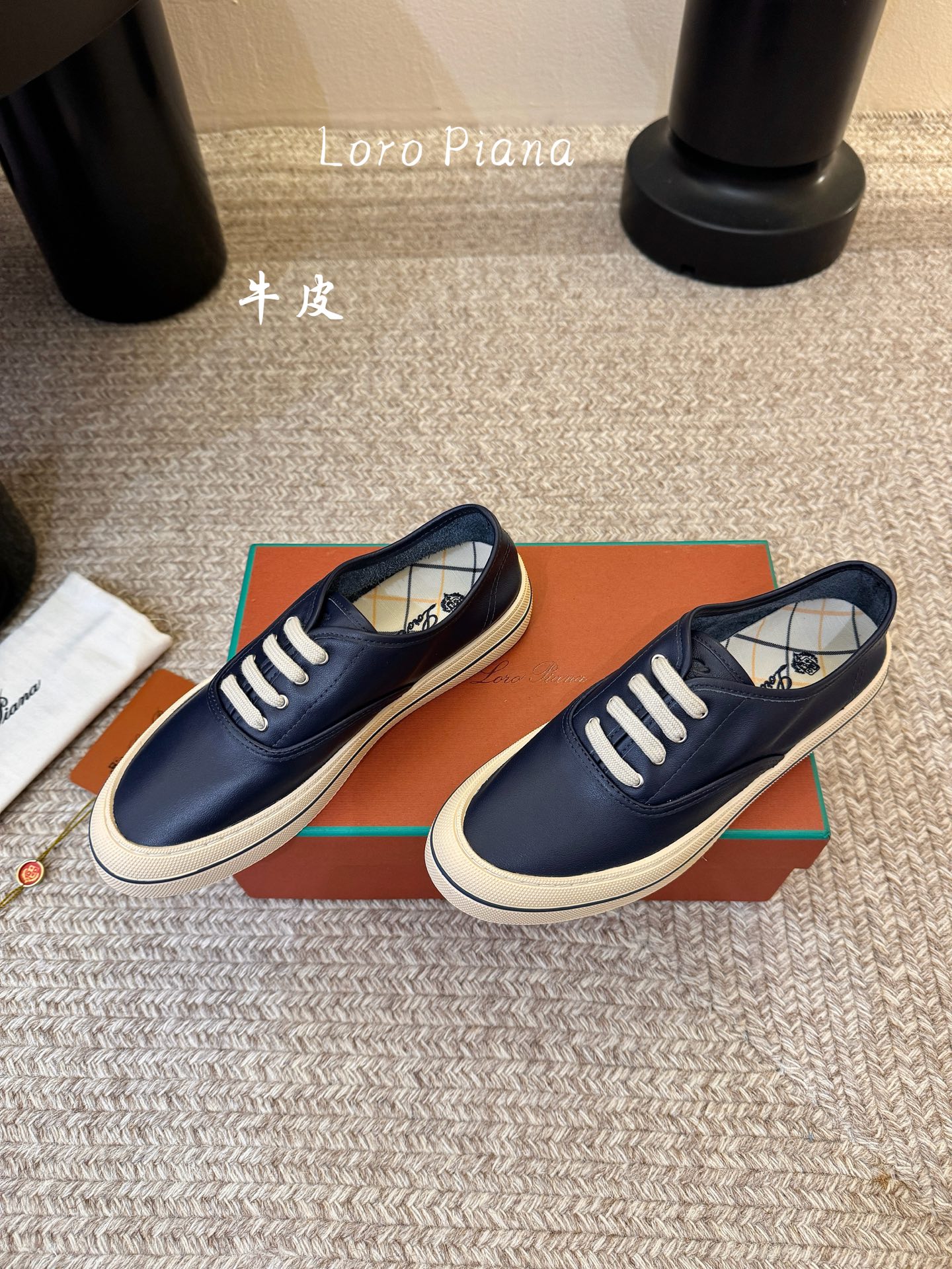 Loropiana新款系带帆布鞋🔥🔥🔥🔥🔥LP一直是以好穿舒适为主的设计风格 这几年老钱风穿搭超级🔥 这