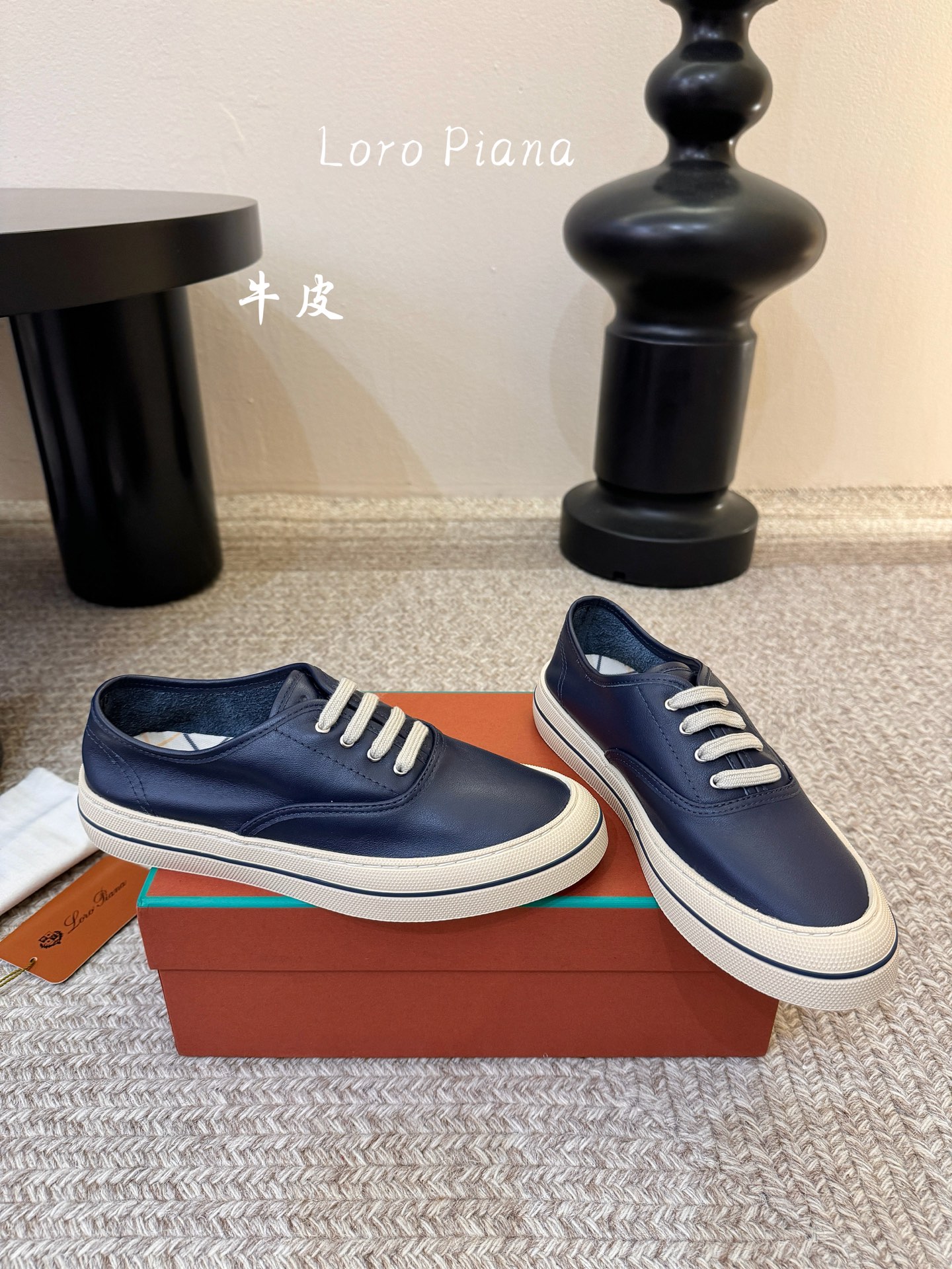 Loropiana新款系带帆布鞋🔥🔥🔥🔥🔥LP一直是以好穿舒适为主的设计风格 这几年老钱风穿搭超级🔥 这