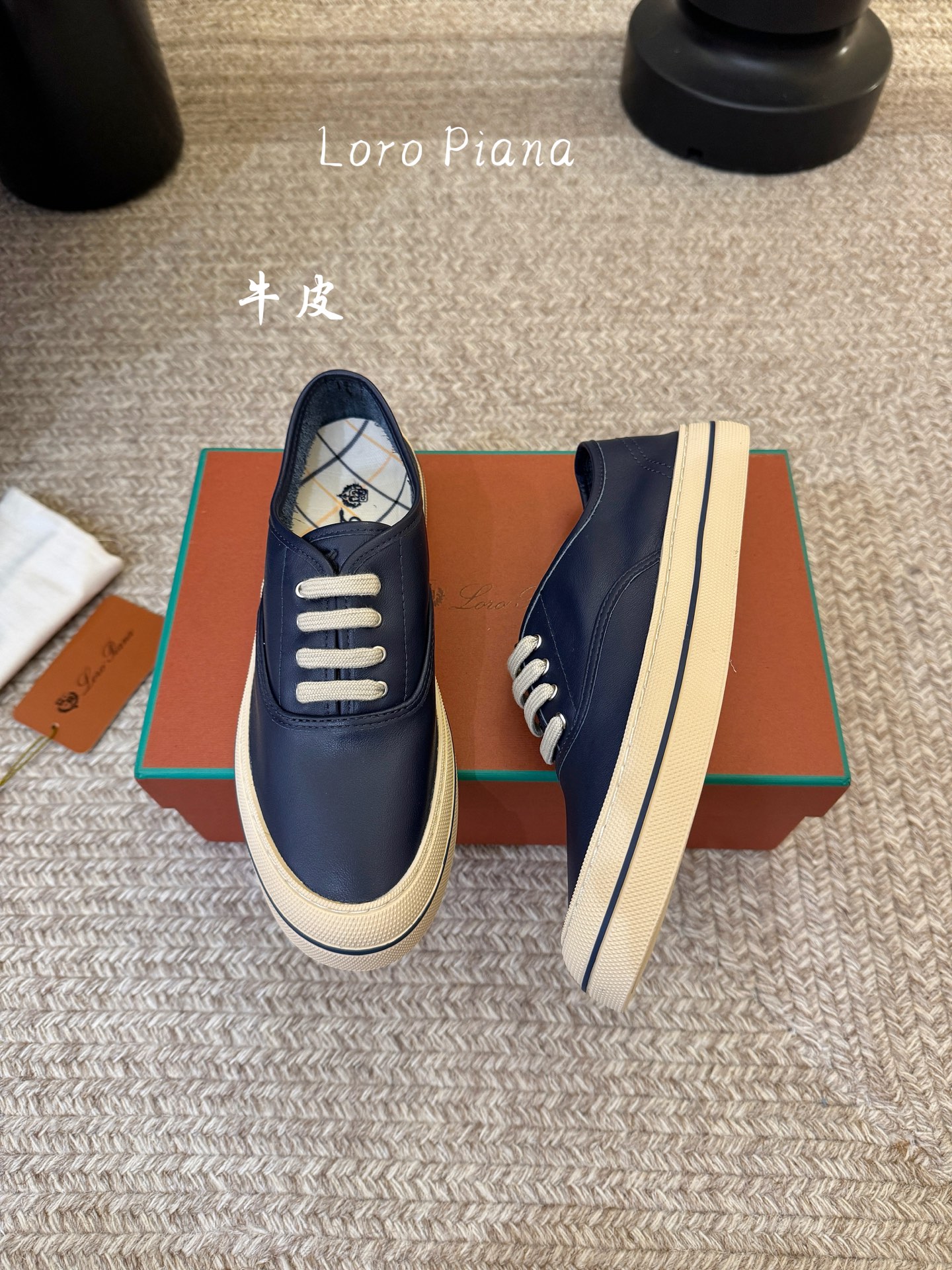 Loropiana新款系带帆布鞋🔥🔥🔥🔥🔥LP一直是以好穿舒适为主的设计风格 这几年老钱风穿搭超级🔥 这