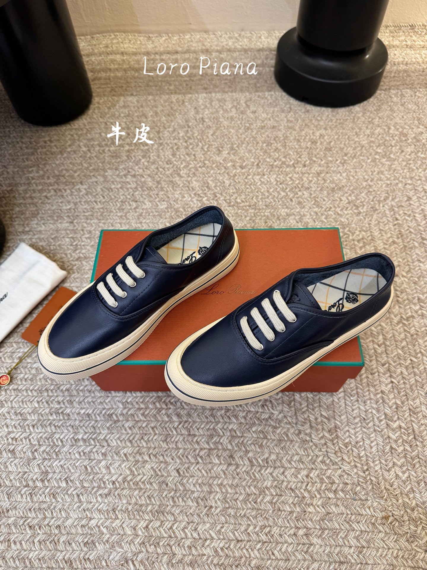 Loropiana新款系带帆布鞋🔥🔥🔥🔥🔥LP一直是以好穿舒适为主的设计风格 这几年老钱风穿搭超级🔥 这
