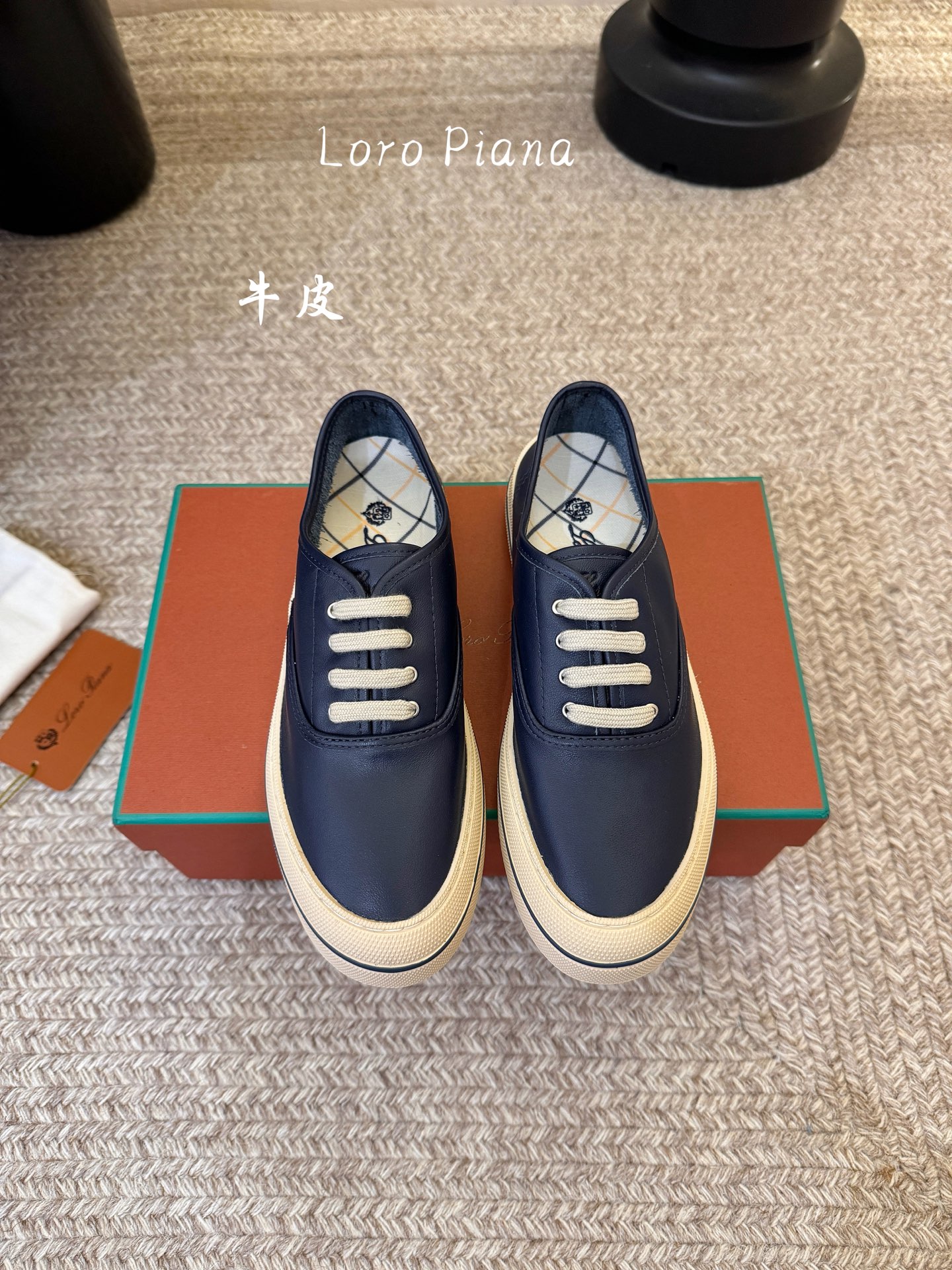 Loropiana新款系带帆布鞋🔥🔥🔥🔥🔥LP一直是以好穿舒适为主的设计风格 这几年老钱风穿搭超级🔥 这