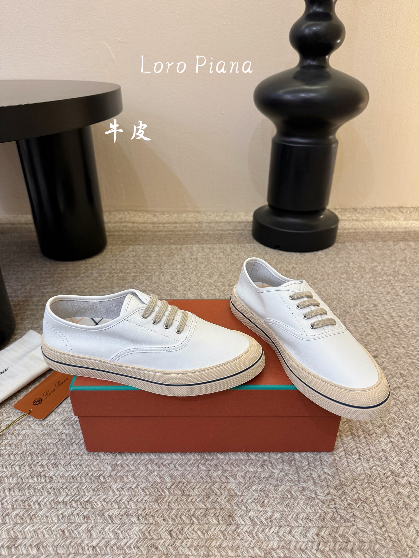 Loropiana新款系带帆布鞋🔥🔥🔥🔥🔥LP一直是以好穿舒适为主的设计风格 这几年老钱风穿搭超级🔥 这