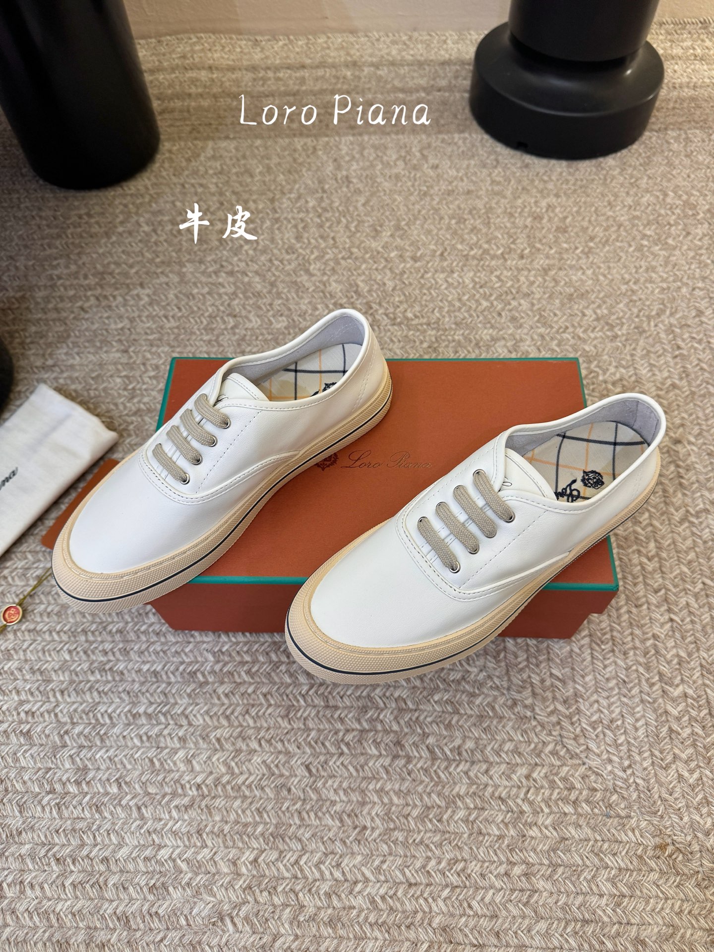 Loropiana新款系带帆布鞋🔥🔥🔥🔥🔥LP一直是以好穿舒适为主的设计风格 这几年老钱风穿搭超级🔥 这