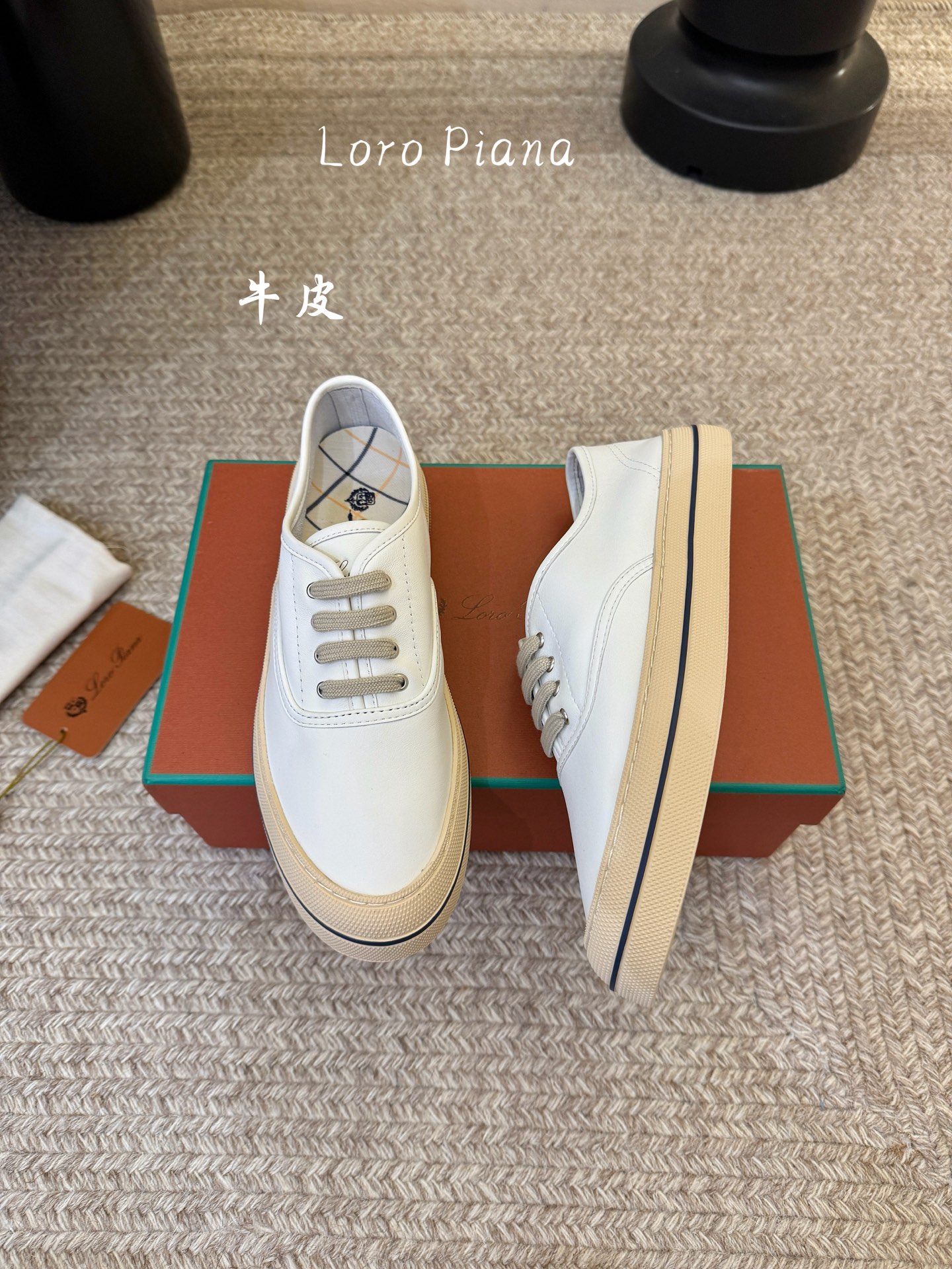 Loropiana新款系带帆布鞋🔥🔥🔥🔥🔥LP一直是以好穿舒适为主的设计风格 这几年老钱风穿搭超级🔥 这