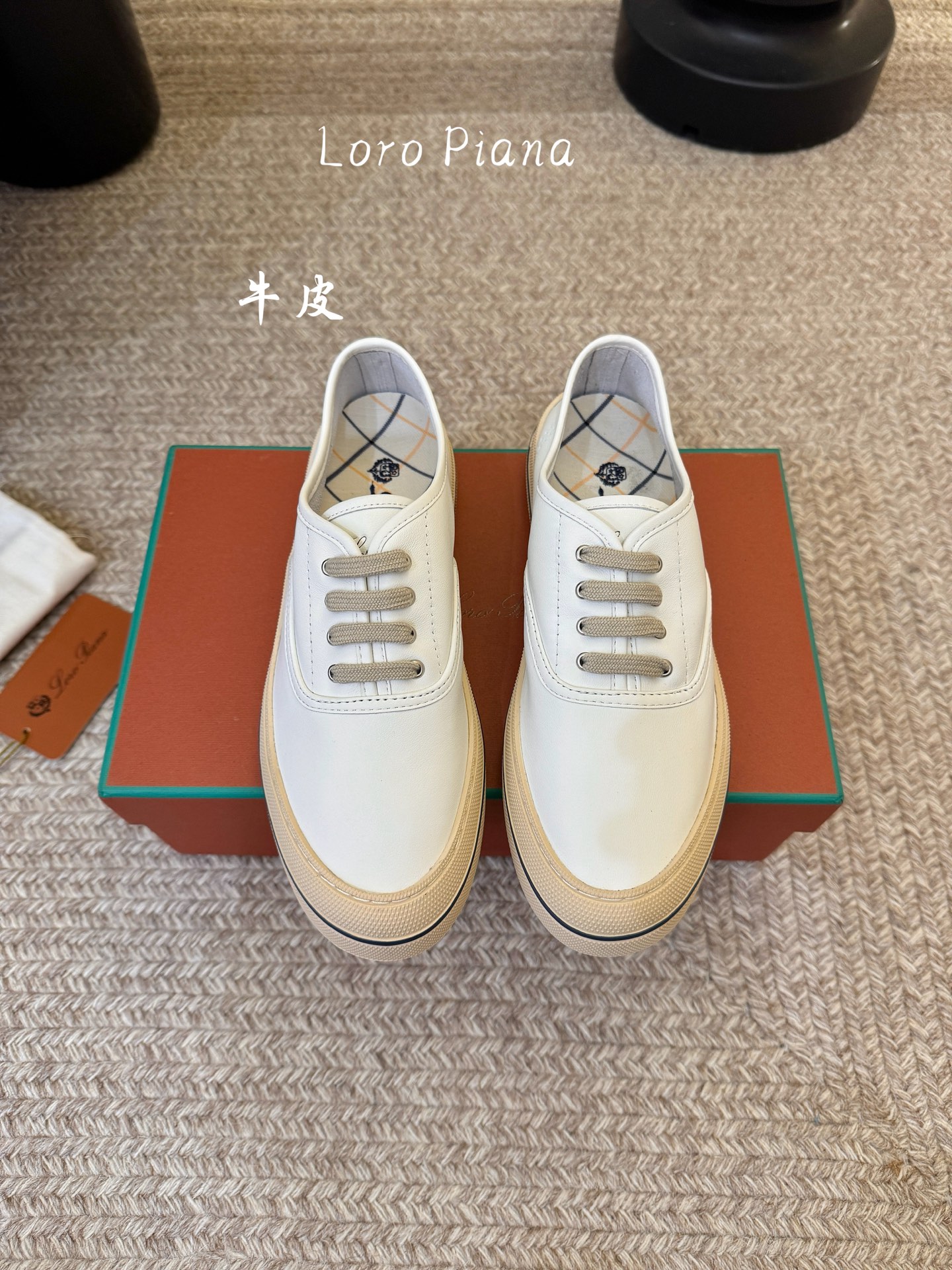 Loropiana新款系带帆布鞋🔥🔥🔥🔥🔥LP一直是以好穿舒适为主的设计风格 这几年老钱风穿搭超级🔥 这