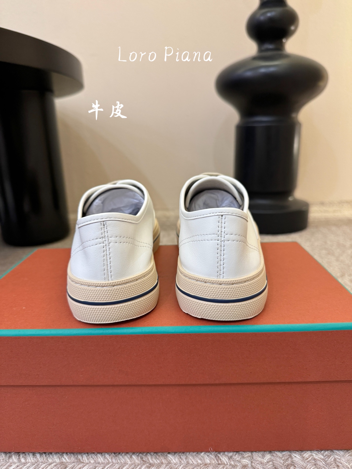 Loropiana新款系带帆布鞋🔥🔥🔥🔥🔥LP一直是以好穿舒适为主的设计风格 这几年老钱风穿搭超级🔥 这