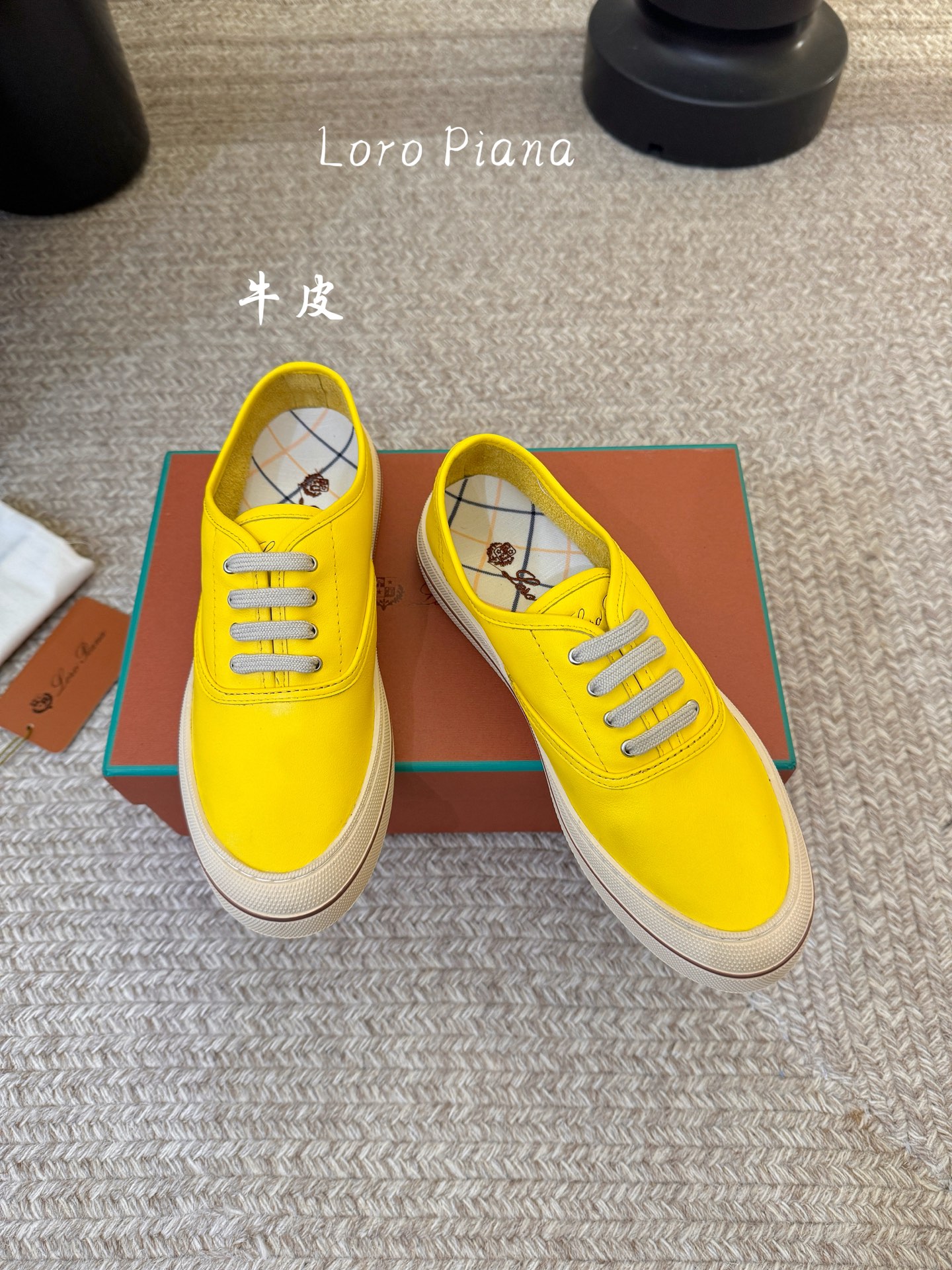 Loropiana新款系带帆布鞋🔥🔥🔥🔥🔥LP一直是以好穿舒适为主的设计风格 这几年老钱风穿搭超级🔥 这