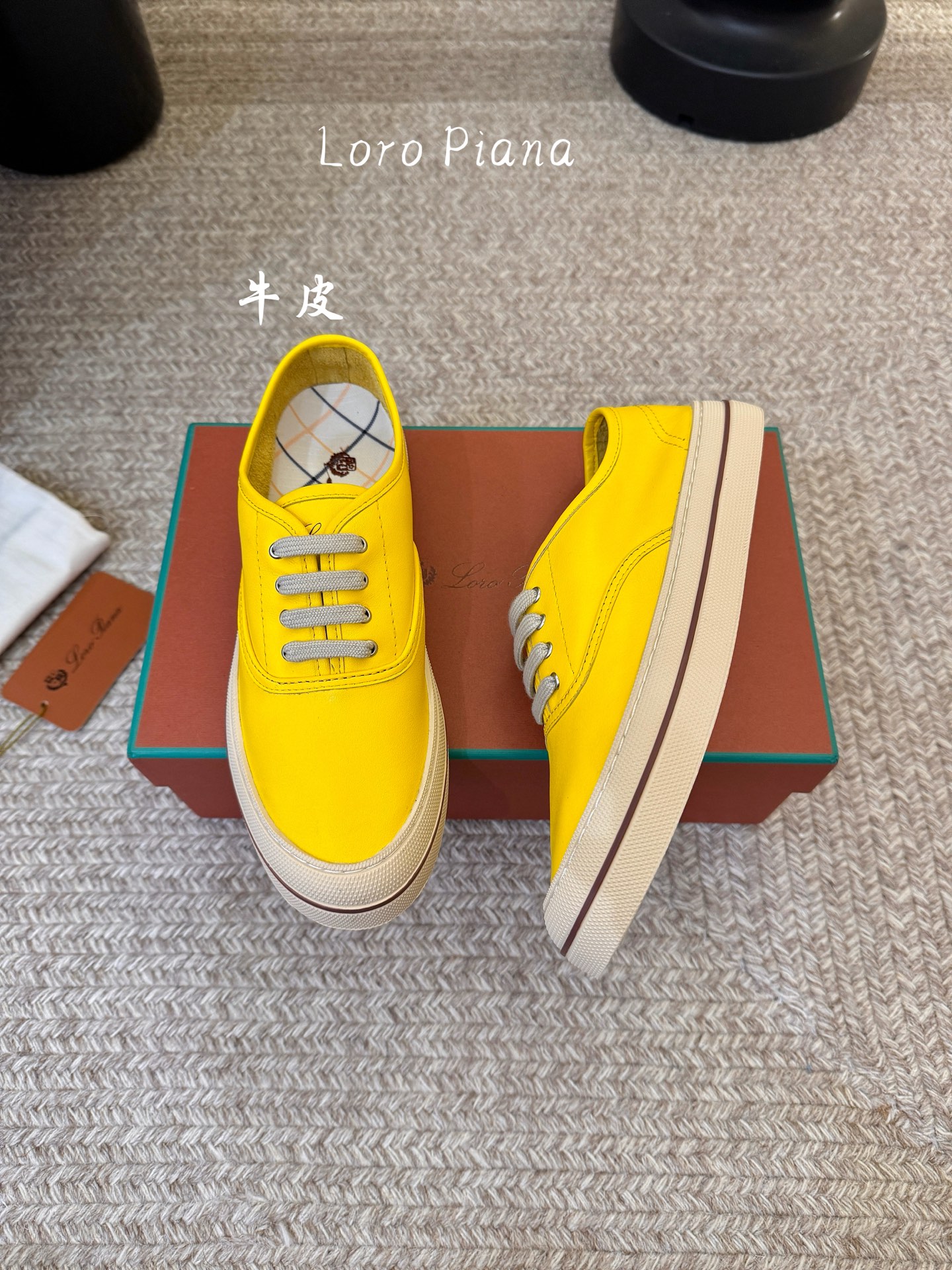 Loropiana新款系带帆布鞋🔥🔥🔥🔥🔥LP一直是以好穿舒适为主的设计风格 这几年老钱风穿搭超级🔥 这