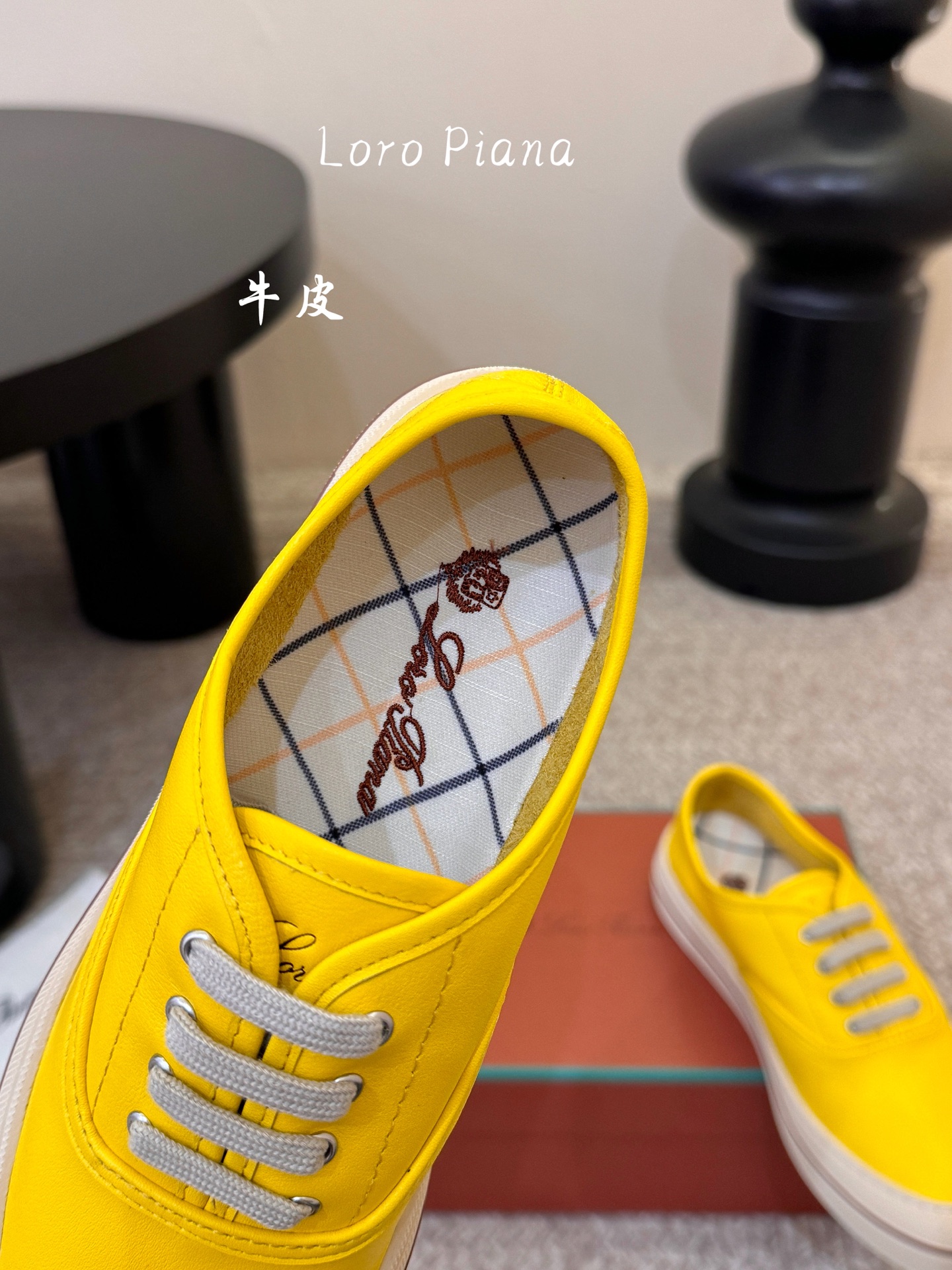 Loropiana新款系带帆布鞋🔥🔥🔥🔥🔥LP一直是以好穿舒适为主的设计风格 这几年老钱风穿搭超级🔥 这