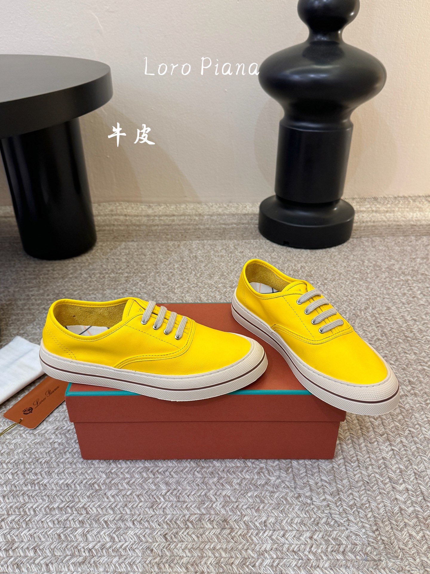 Loropiana新款系带帆布鞋🔥🔥🔥🔥🔥LP一直是以好穿舒适为主的设计风格 这几年老钱风穿搭超级🔥 这