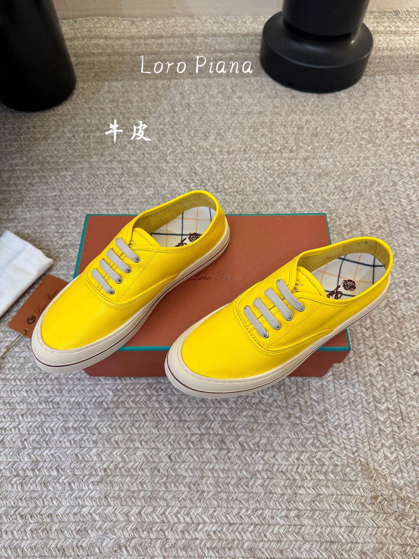 Loropiana新款系带帆布鞋🔥🔥🔥🔥🔥LP一直是以好穿舒适为主的设计风格 这几年老钱风穿搭超级🔥 这