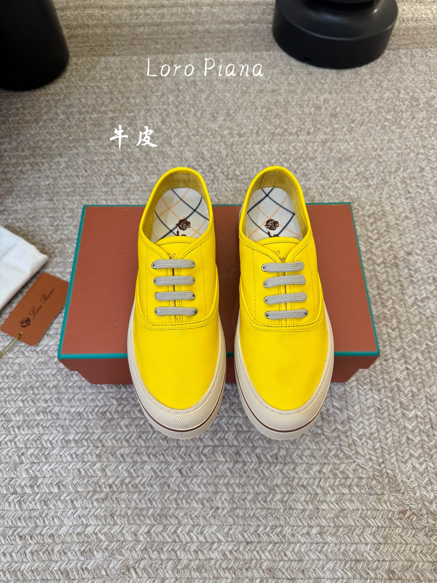 NO:789047,Cowhide and red patch Loropiana's new lace-up canvas shoes. LP has always been a design style based on ease of wear and comfort. In recent years, the old-money style has been super worn. These loafers are no exception. The simple tassel design concept is extremely minimalist when paired with the brand's classic colors!  Really make a pair of items that can be worn regardless of age, occupation or outfit, casual shoes/sports shoes, loro piana, loro piana, loafers, sneakers, cowhide19860909牛皮 红补 Loropiana新款系带帆布鞋 LP一直是以好穿舒适为主的设计风格 这几年老钱风穿搭超级 这款乐福鞋也不例外 简约流苏的设计理念搭配品牌经典的颜色做点缀显得格外极简！真的做到一双不分年龄不分职业不分穿搭都可以驾驭的单品,休闲鞋/运动鞋,loro piana,loro piana,loafers,sneakers,cowhide,Women's Shoes