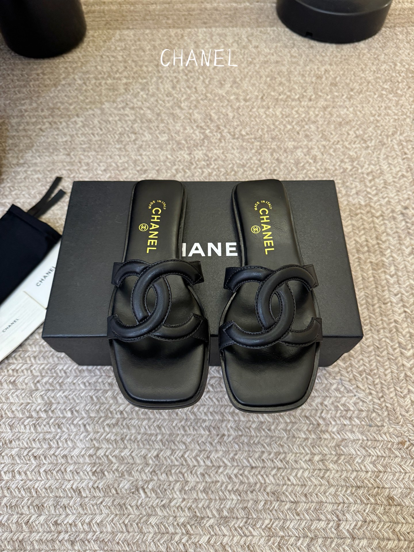 NO:789043,Chanel Xiaoxiang C Home 2026 Out of Stock New Slippers in Early Spring Classic double C buckle, playful and a little sexy, looks like a sweet girl when worn. Really special and fashionable. The smooth shoe shape is full of high-end sense. I can think of countless outfits at the moment. Sheepskin upper, sheepskin lining, Italian genuine leather sole, Size: 35-41 (customized by 4041), slippers, chanel, chanel, slippers, sheepskin19860909Chanel小香C家2026 断货王 早春新款拖鞋 经典双 C 扣饰,俏皮中带点性感,穿起来就是甜美女孩 真的特别又时尚 流畅的鞋型满满的高级感  此刻脑补无数个穿搭 鞋面羊皮 内里垫脚羊皮 鞋底意大利真皮底 Size:35-41（4041定做）,拖鞋,chanel,chanel,slippers,sheepskin,Women's Shoes