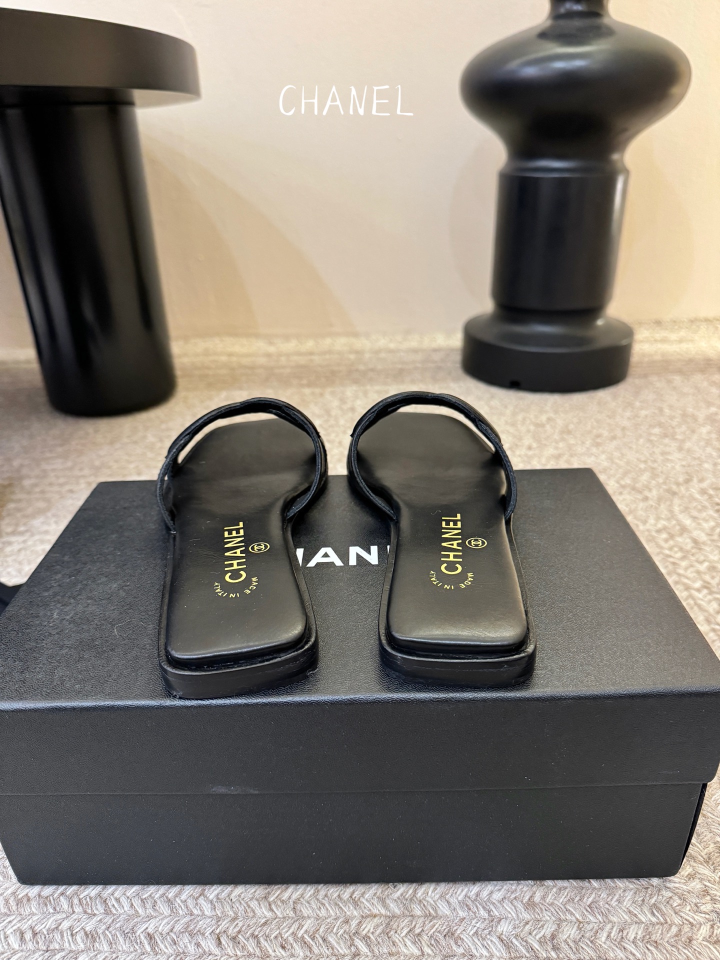 Chanel小香C家2026 断货王 早春新款拖鞋 经典双 C 扣饰，俏皮中带点性感，穿起来就是甜美女孩