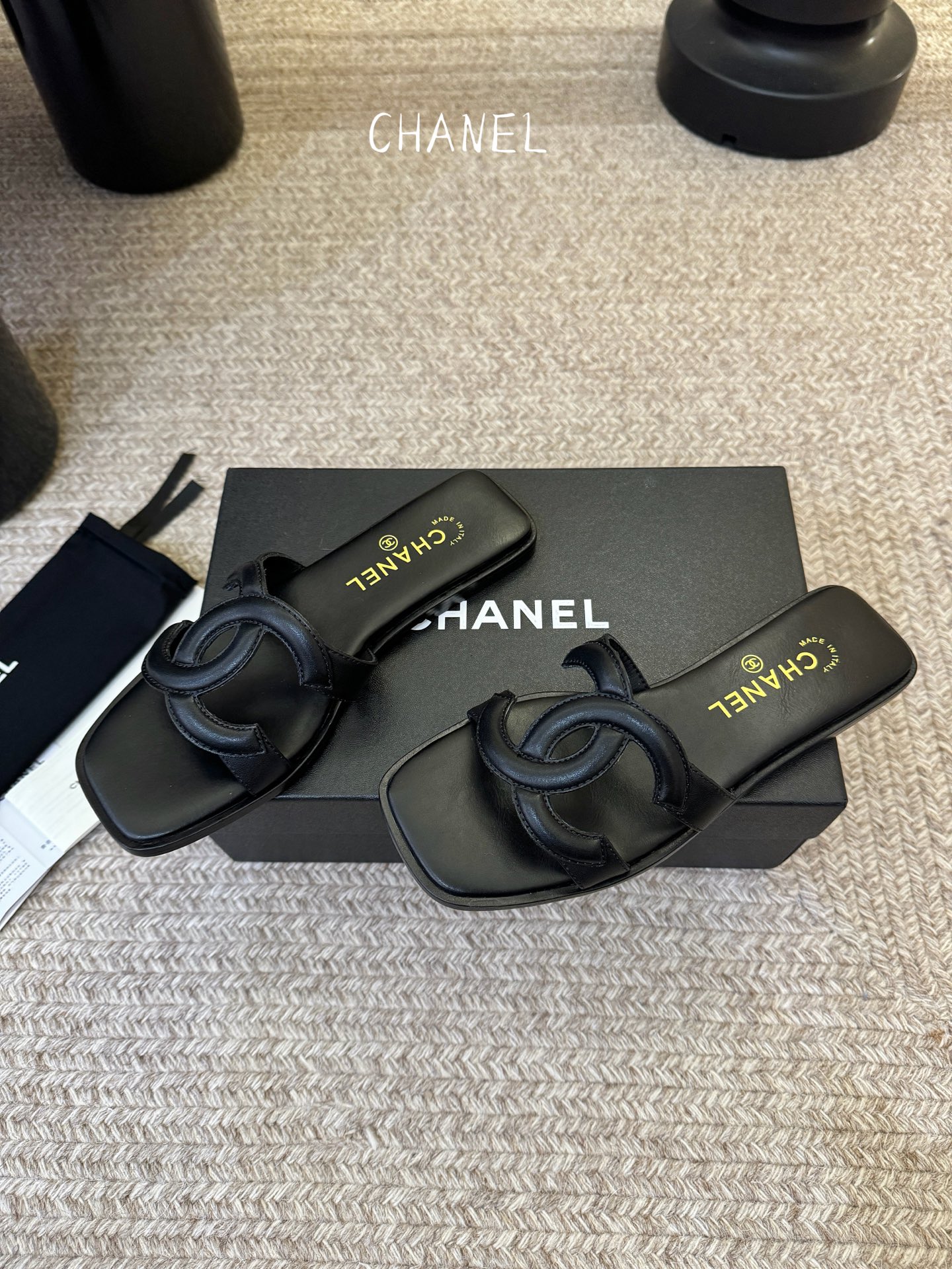 Chanel小香C家2026 断货王 早春新款拖鞋 经典双 C 扣饰，俏皮中带点性感，穿起来就是甜美女孩