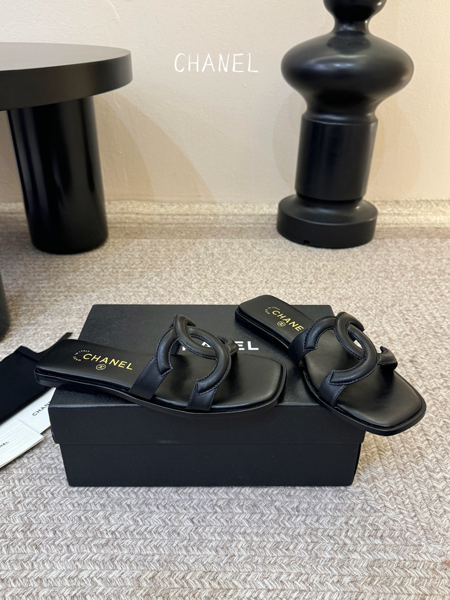 Chanel小香C家2026 断货王 早春新款拖鞋 经典双 C 扣饰，俏皮中带点性感，穿起来就是甜美女孩