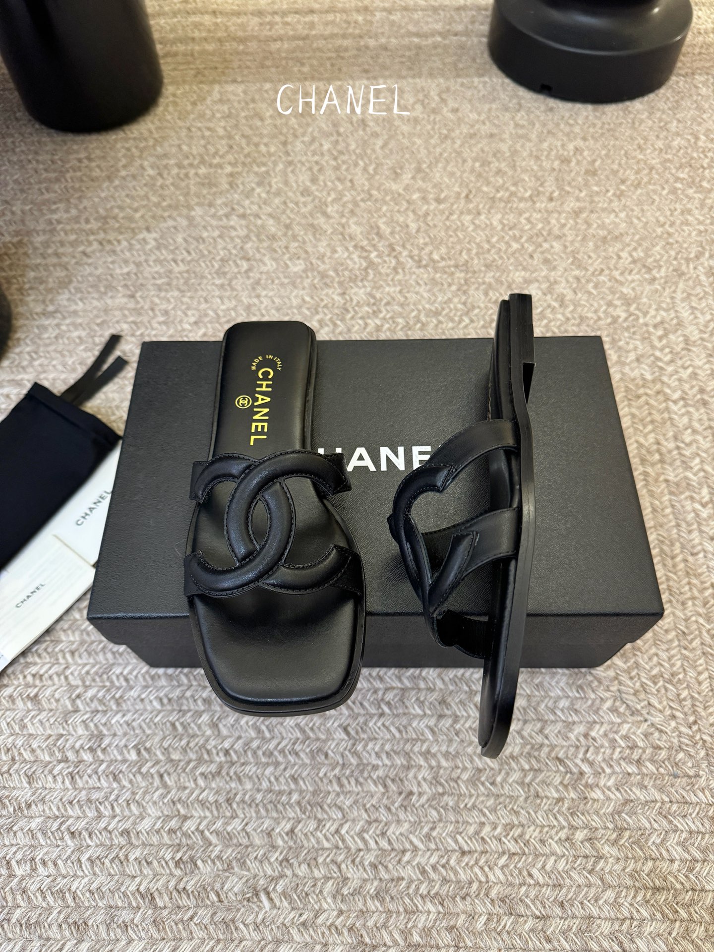 Chanel小香C家2026 断货王 早春新款拖鞋 经典双 C 扣饰，俏皮中带点性感，穿起来就是甜美女孩