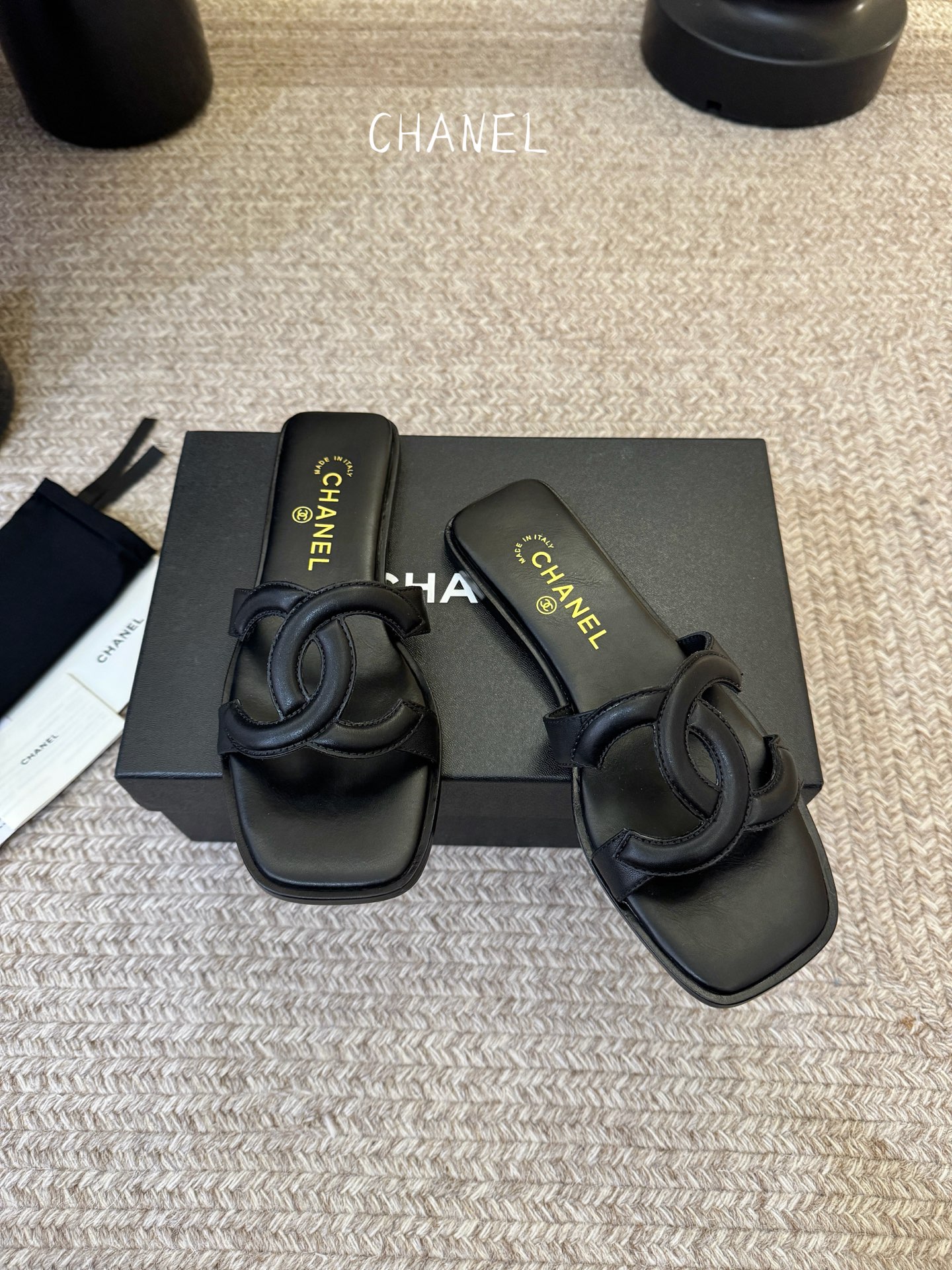 Chanel小香C家2026 断货王 早春新款拖鞋 经典双 C 扣饰，俏皮中带点性感，穿起来就是甜美女孩
