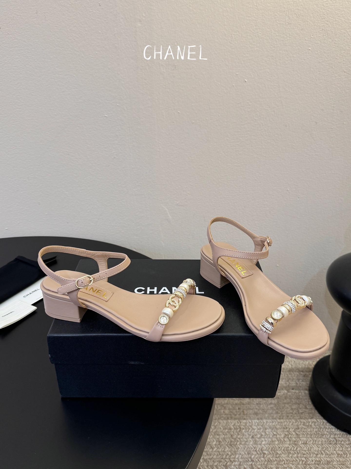 香奈儿CHANEL春夏最新款s珍珠链条粗跟一字带凉鞋超多明星网红种草 鞋头一字带印有双C定制金属扣 原版