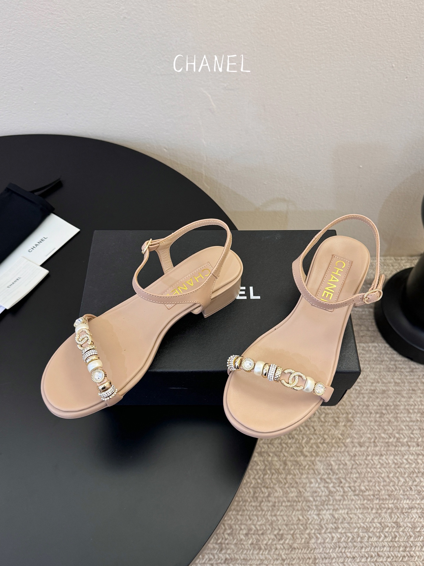 香奈儿CHANEL春夏最新款s珍珠链条粗跟一字带凉鞋超多明星网红种草 鞋头一字带印有双C定制金属扣 原版