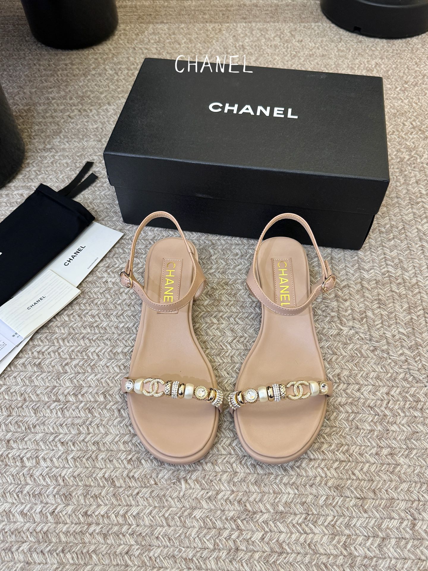 香奈儿CHANEL春夏最新款s珍珠链条粗跟一字带凉鞋超多明星网红种草 鞋头一字带印有双C定制金属扣 原版