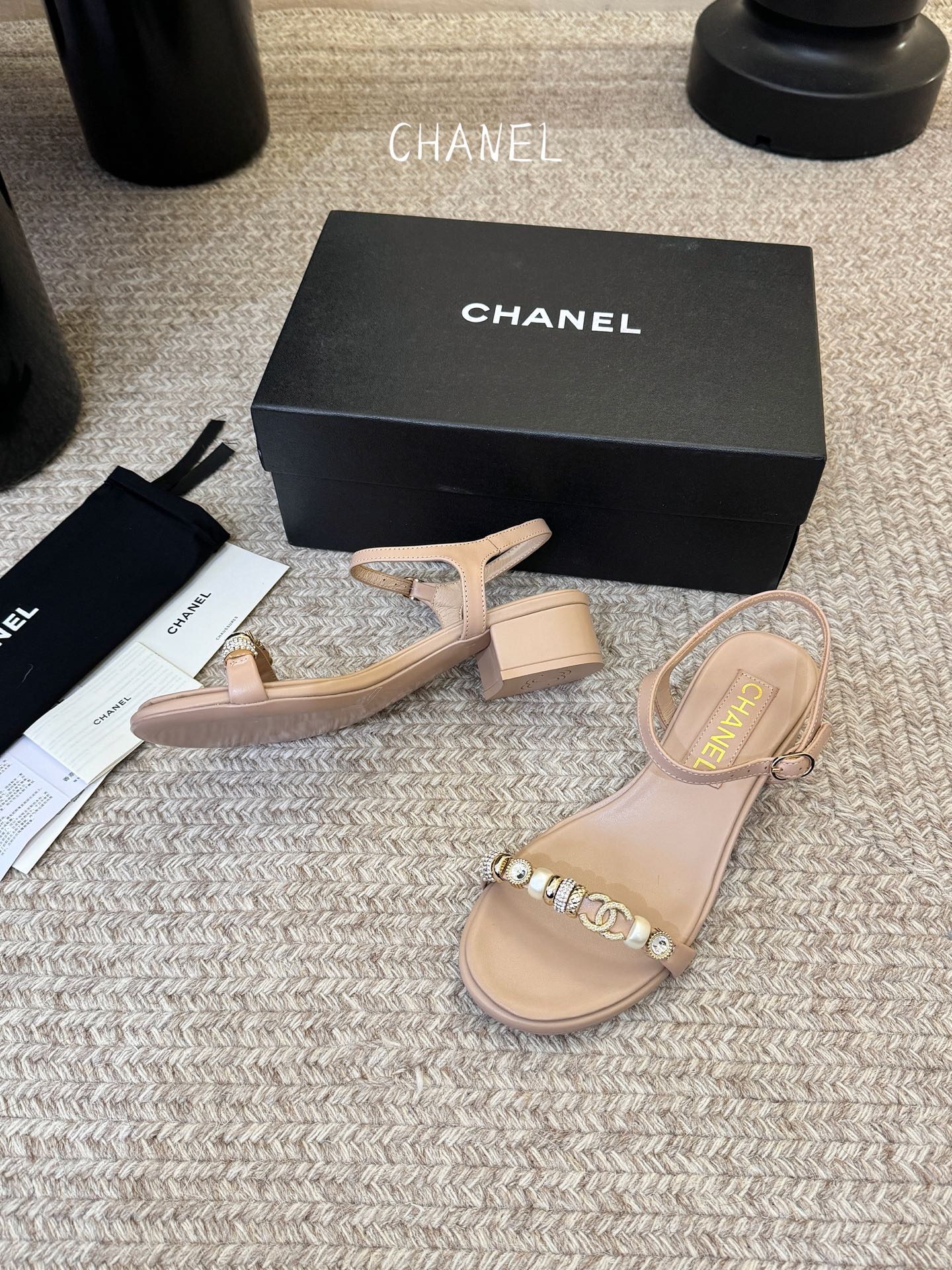 香奈儿CHANEL春夏最新款s珍珠链条粗跟一字带凉鞋超多明星网红种草 鞋头一字带印有双C定制金属扣 原版
