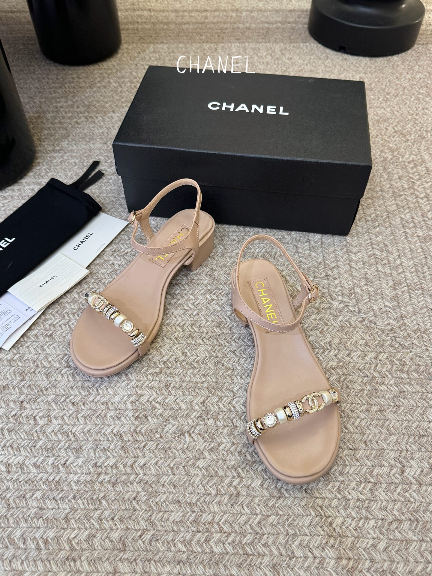 香奈儿CHANEL春夏最新款s珍珠链条粗跟一字带凉鞋超多明星网红种草 鞋头一字带印有双C定制金属扣 原版