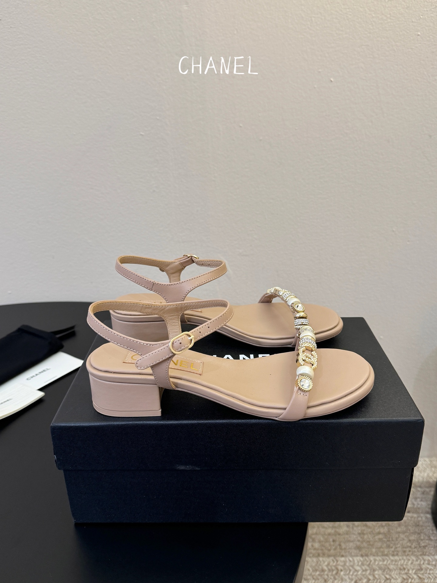 香奈儿CHANEL春夏最新款s珍珠链条粗跟一字带凉鞋超多明星网红种草 鞋头一字带印有双C定制金属扣 原版