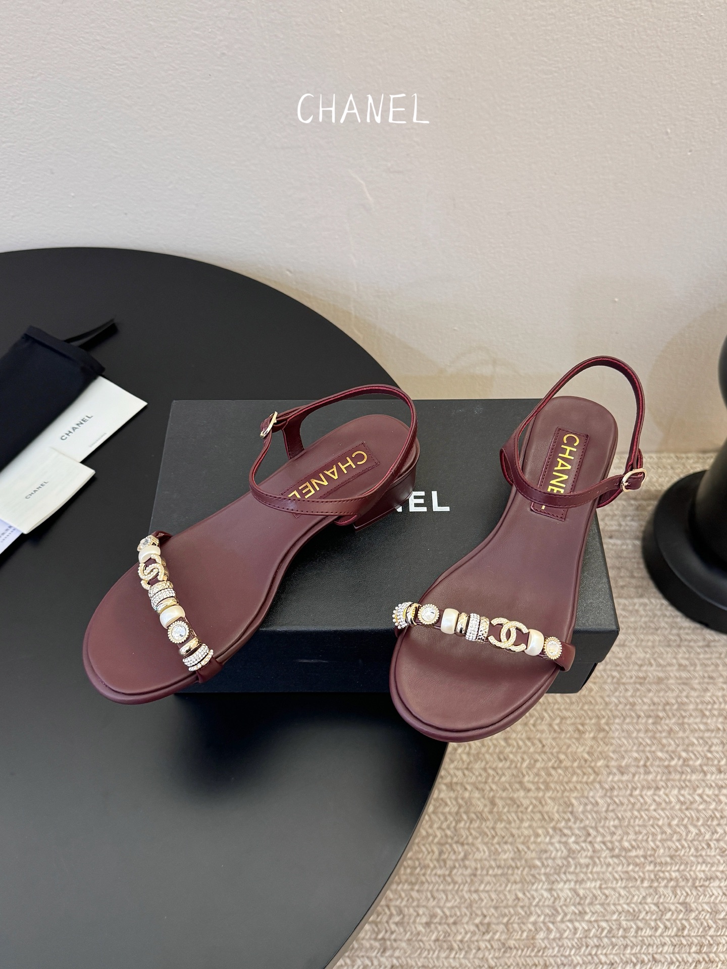 香奈儿CHANEL春夏最新款s珍珠链条粗跟一字带凉鞋超多明星网红种草 鞋头一字带印有双C定制金属扣 原版