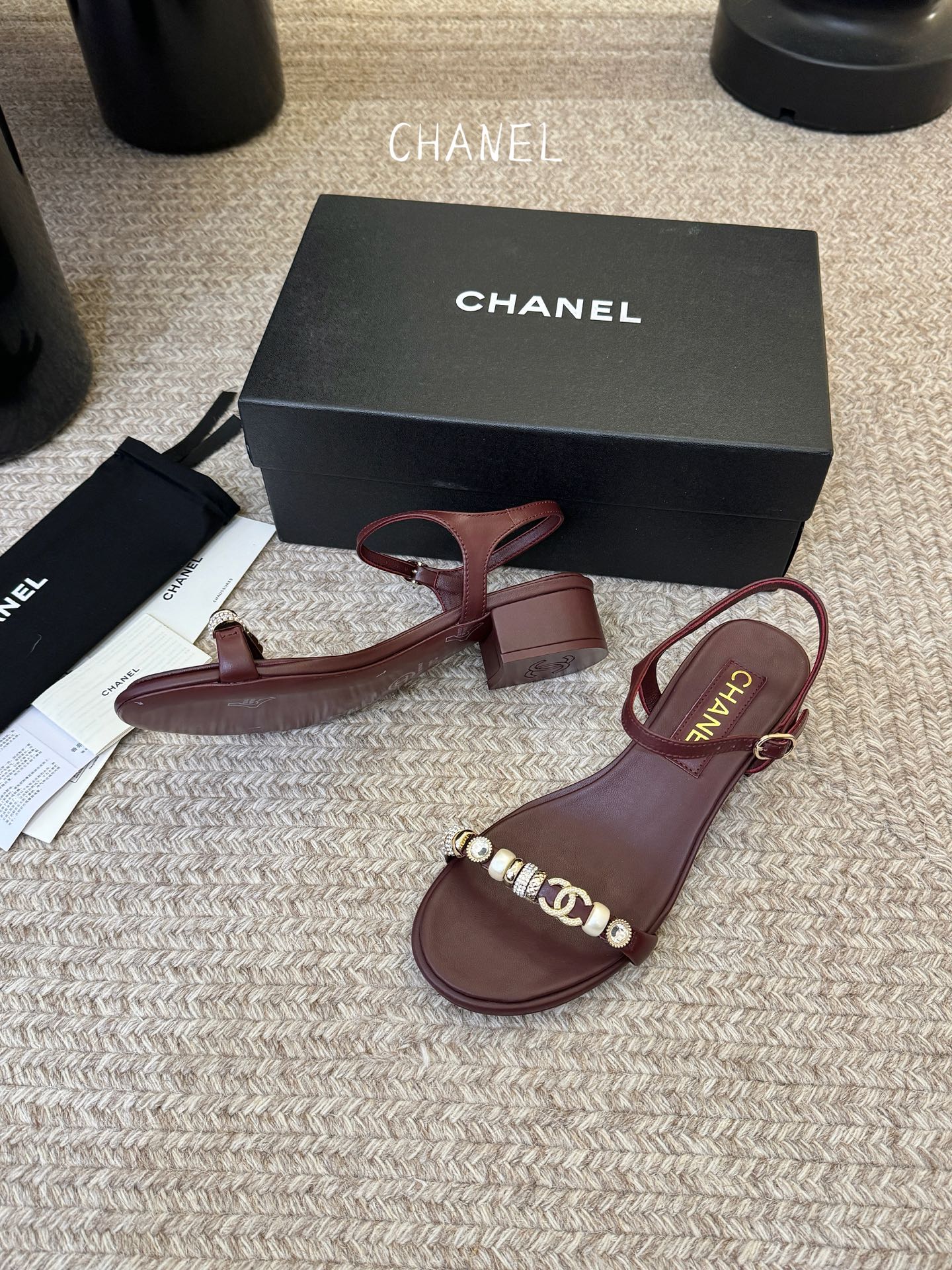 香奈儿CHANEL春夏最新款s珍珠链条粗跟一字带凉鞋超多明星网红种草 鞋头一字带印有双C定制金属扣 原版