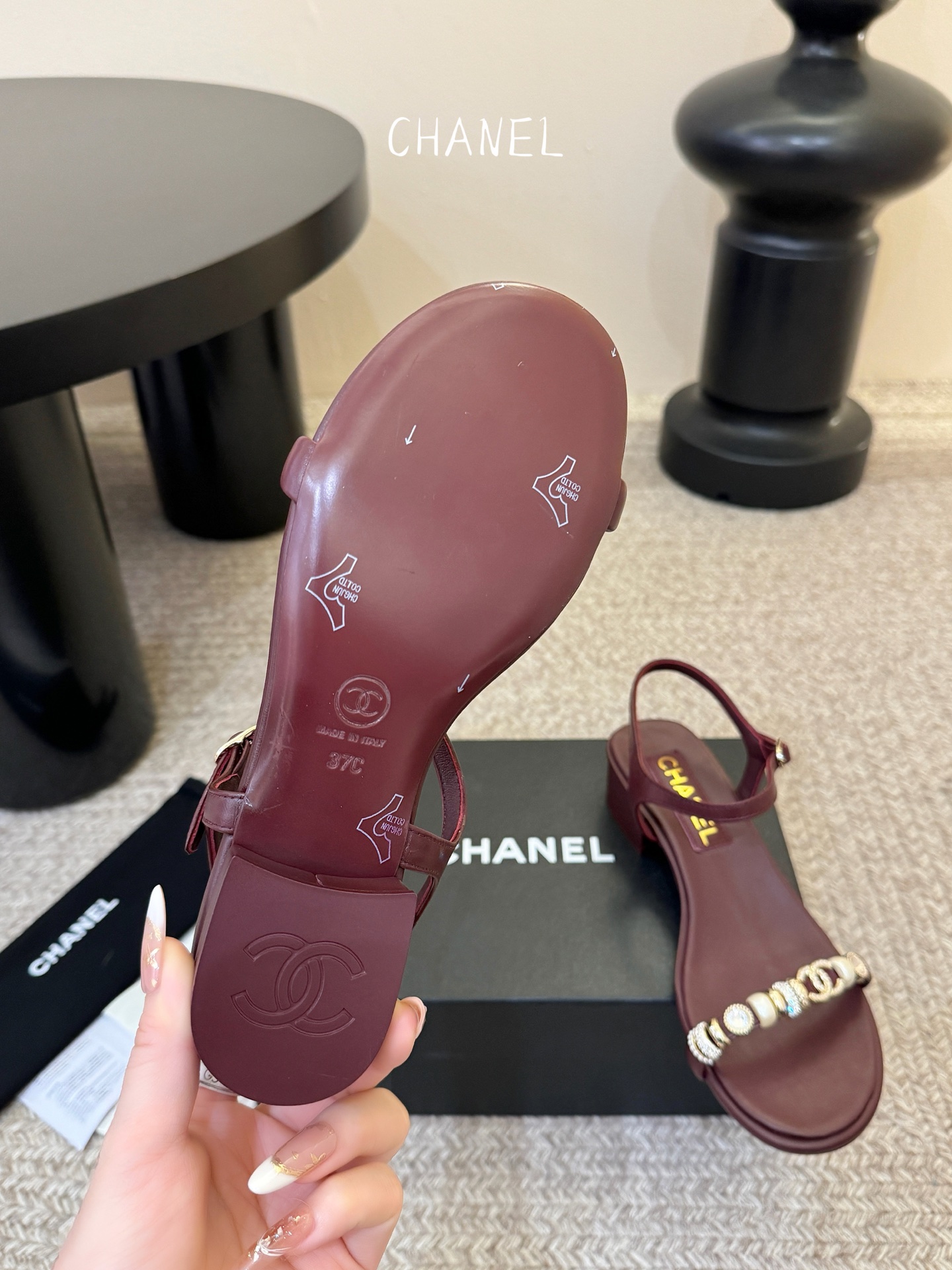 香奈儿CHANEL春夏最新款s珍珠链条粗跟一字带凉鞋超多明星网红种草 鞋头一字带印有双C定制金属扣 原版