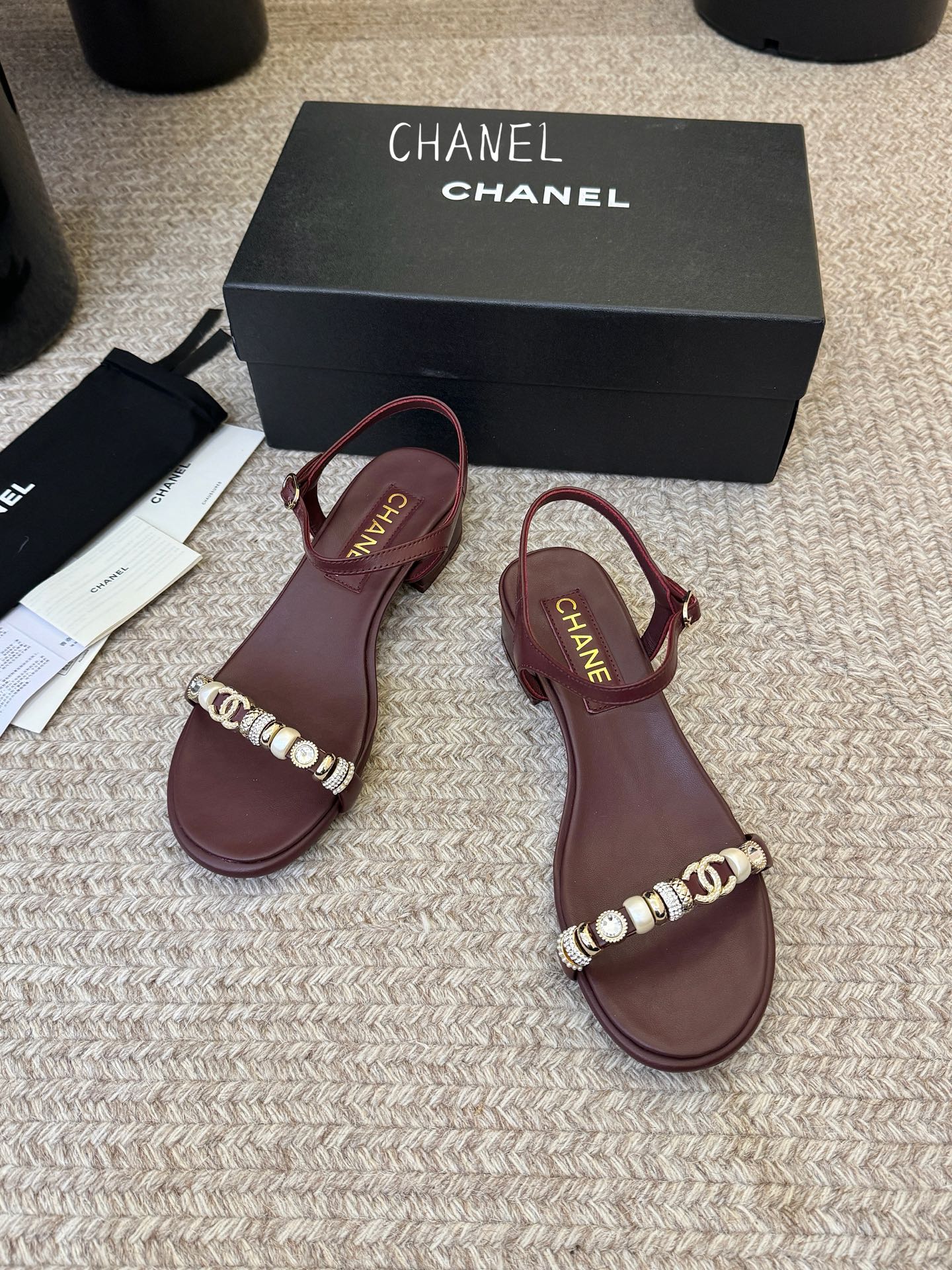 香奈儿CHANEL春夏最新款s珍珠链条粗跟一字带凉鞋超多明星网红种草 鞋头一字带印有双C定制金属扣 原版