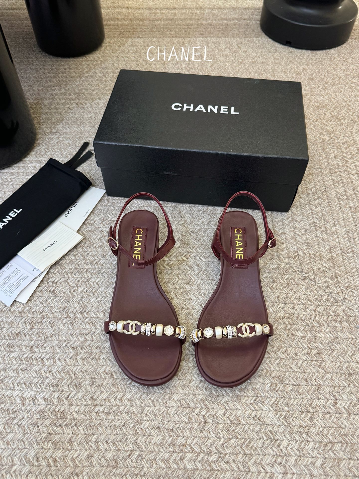 香奈儿CHANEL春夏最新款s珍珠链条粗跟一字带凉鞋超多明星网红种草 鞋头一字带印有双C定制金属扣 原版