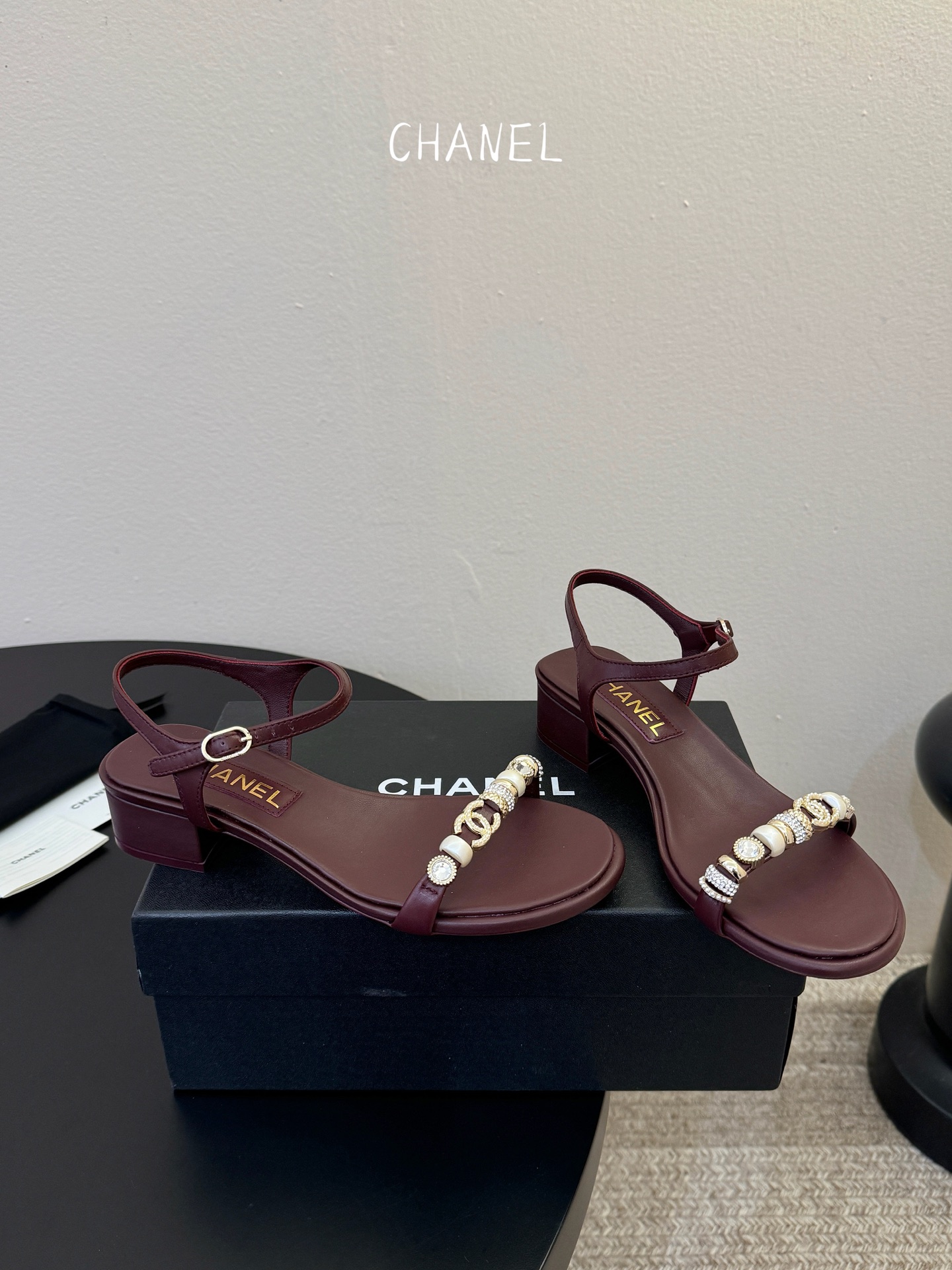 香奈儿CHANEL春夏最新款s珍珠链条粗跟一字带凉鞋超多明星网红种草 鞋头一字带印有双C定制金属扣 原版