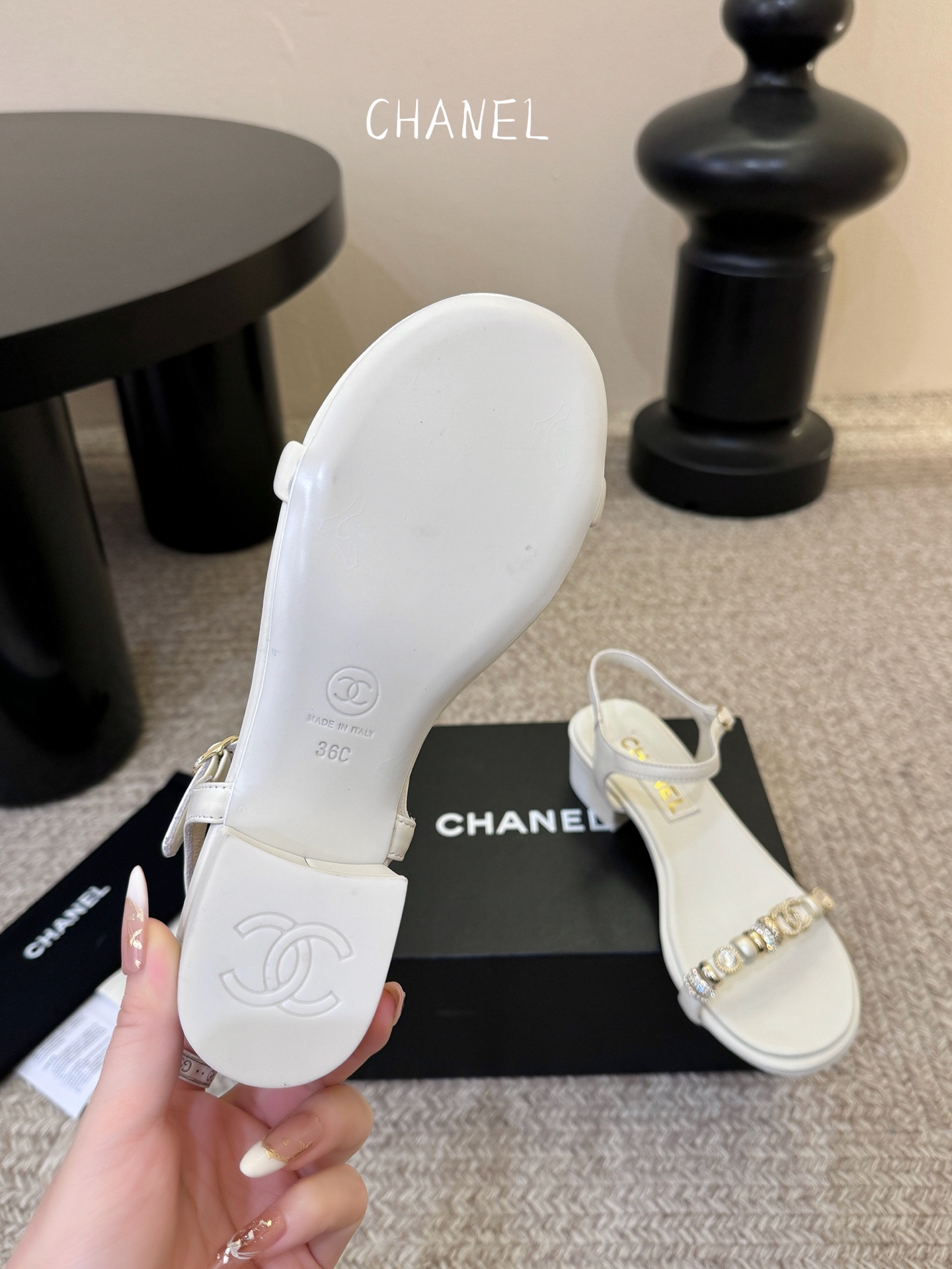 香奈儿CHANEL春夏最新款s珍珠链条粗跟一字带凉鞋超多明星网红种草 鞋头一字带印有双C定制金属扣 原版