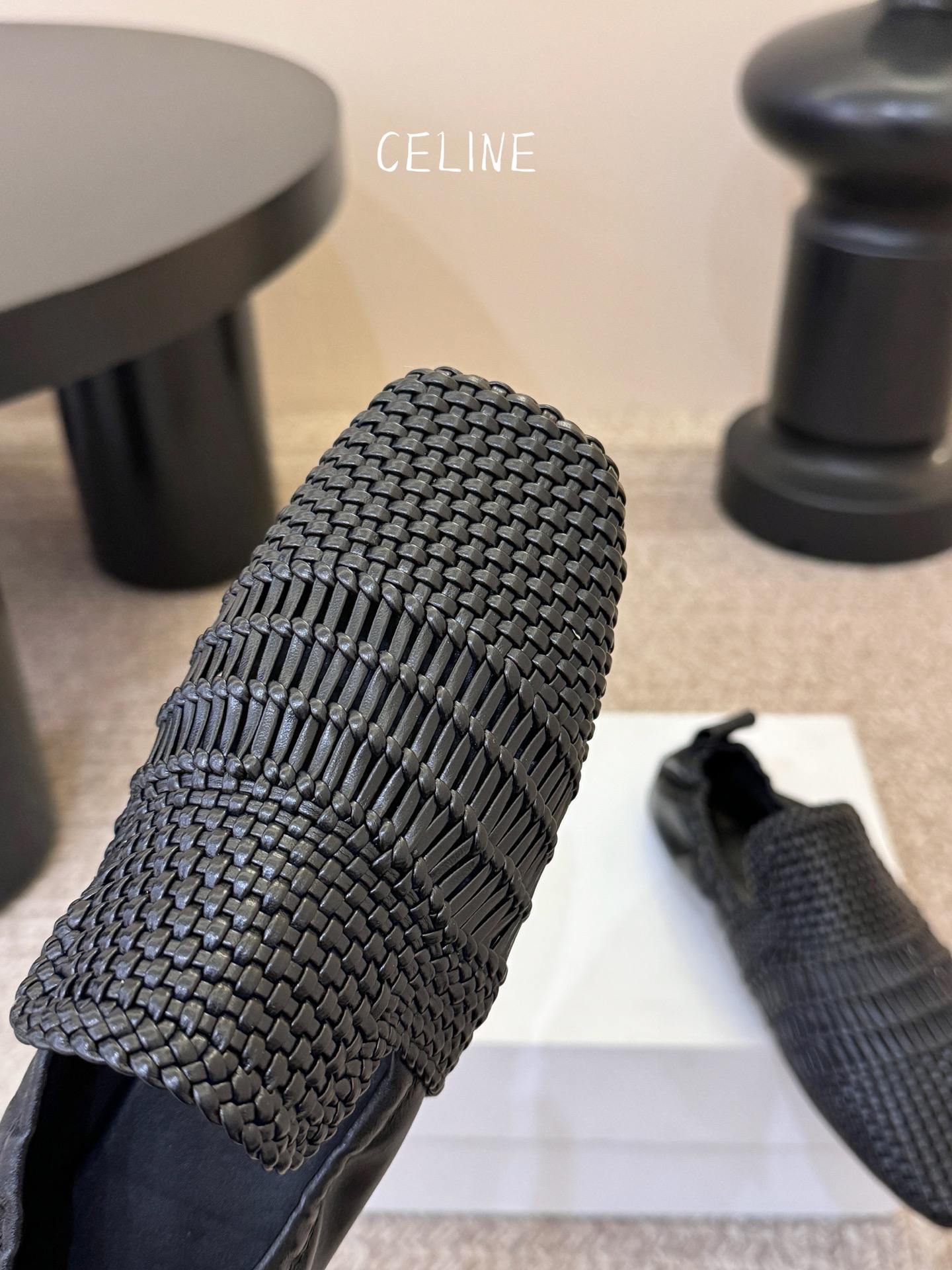 CELINE 编织穆勒鞋｜夏日穿搭的高级感密码✨ 谁懂啊家人们！这双编织穆勒鞋直接焊在我脚上了🥹黑白两色