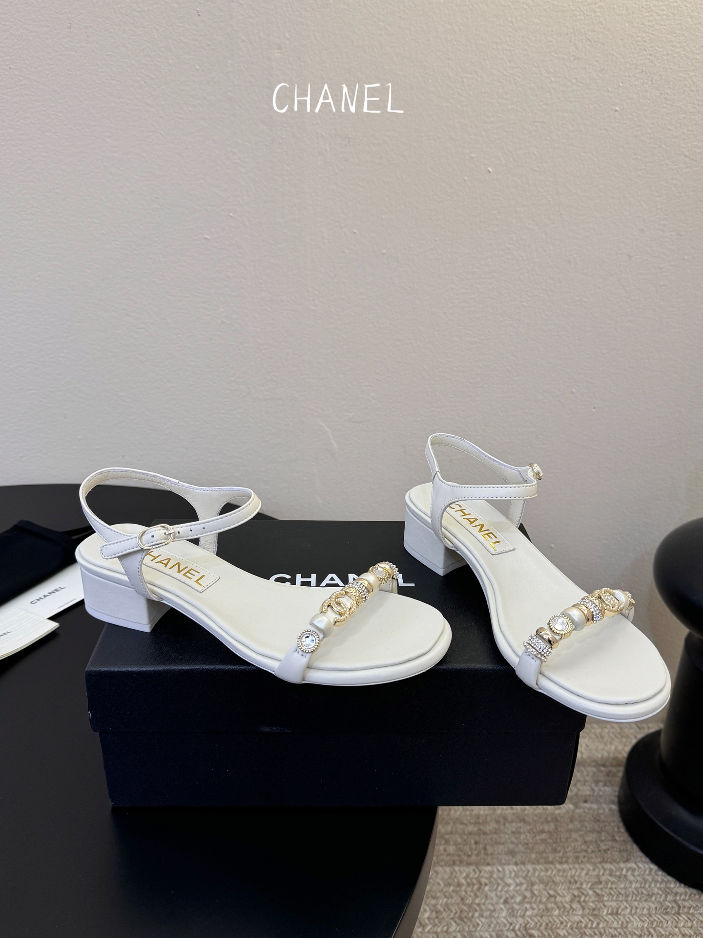 香奈儿CHANEL春夏最新款s珍珠链条粗跟一字带凉鞋超多明星网红种草 鞋头一字带印有双C定制金属扣 原版