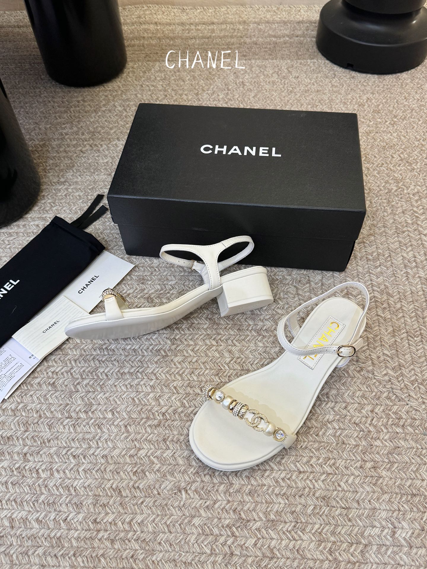 香奈儿CHANEL春夏最新款s珍珠链条粗跟一字带凉鞋超多明星网红种草 鞋头一字带印有双C定制金属扣 原版