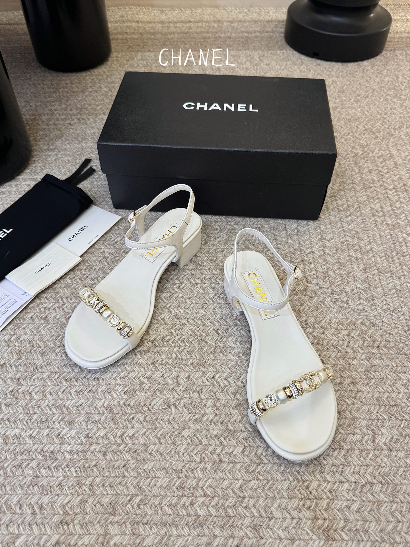 香奈儿CHANEL春夏最新款s珍珠链条粗跟一字带凉鞋超多明星网红种草 鞋头一字带印有双C定制金属扣 原版