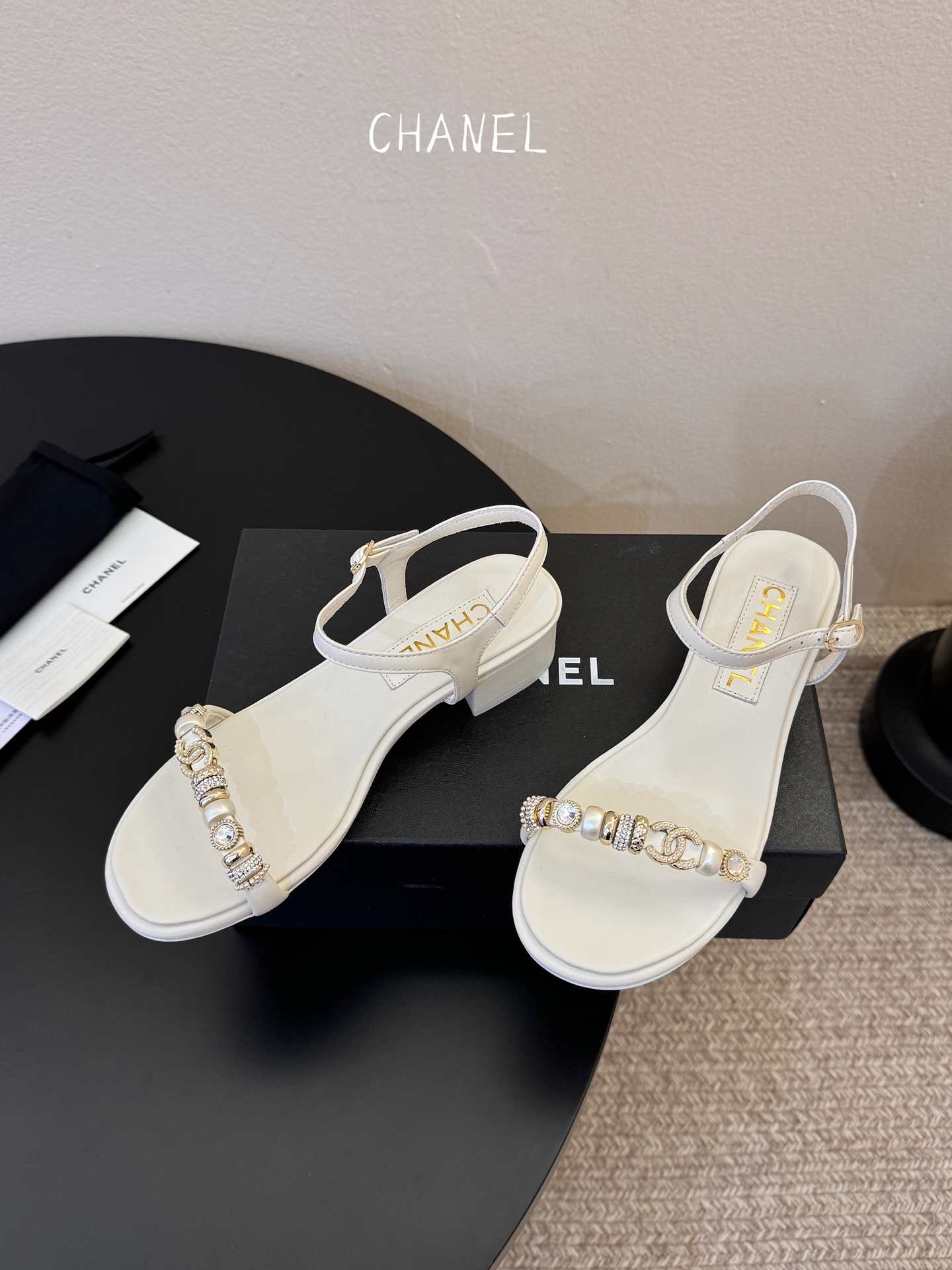 香奈儿CHANEL春夏最新款s珍珠链条粗跟一字带凉鞋超多明星网红种草 鞋头一字带印有双C定制金属扣 原版