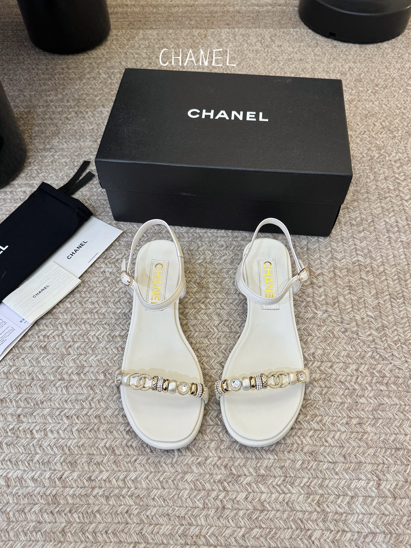 香奈儿CHANEL春夏最新款s珍珠链条粗跟一字带凉鞋超多明星网红种草 鞋头一字带印有双C定制金属扣 原版