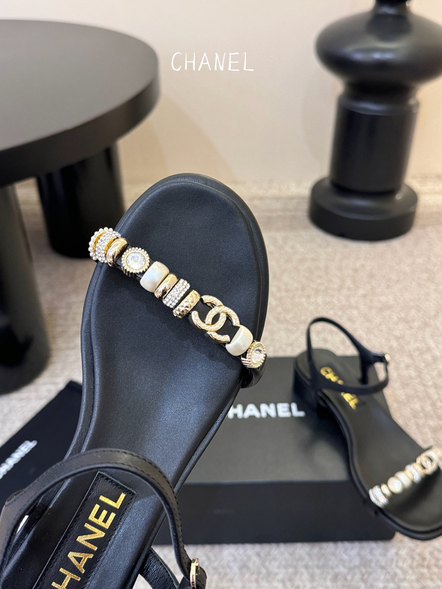 香奈儿CHANEL春夏最新款s珍珠链条粗跟一字带凉鞋超多明星网红种草 鞋头一字带印有双C定制金属扣 原版