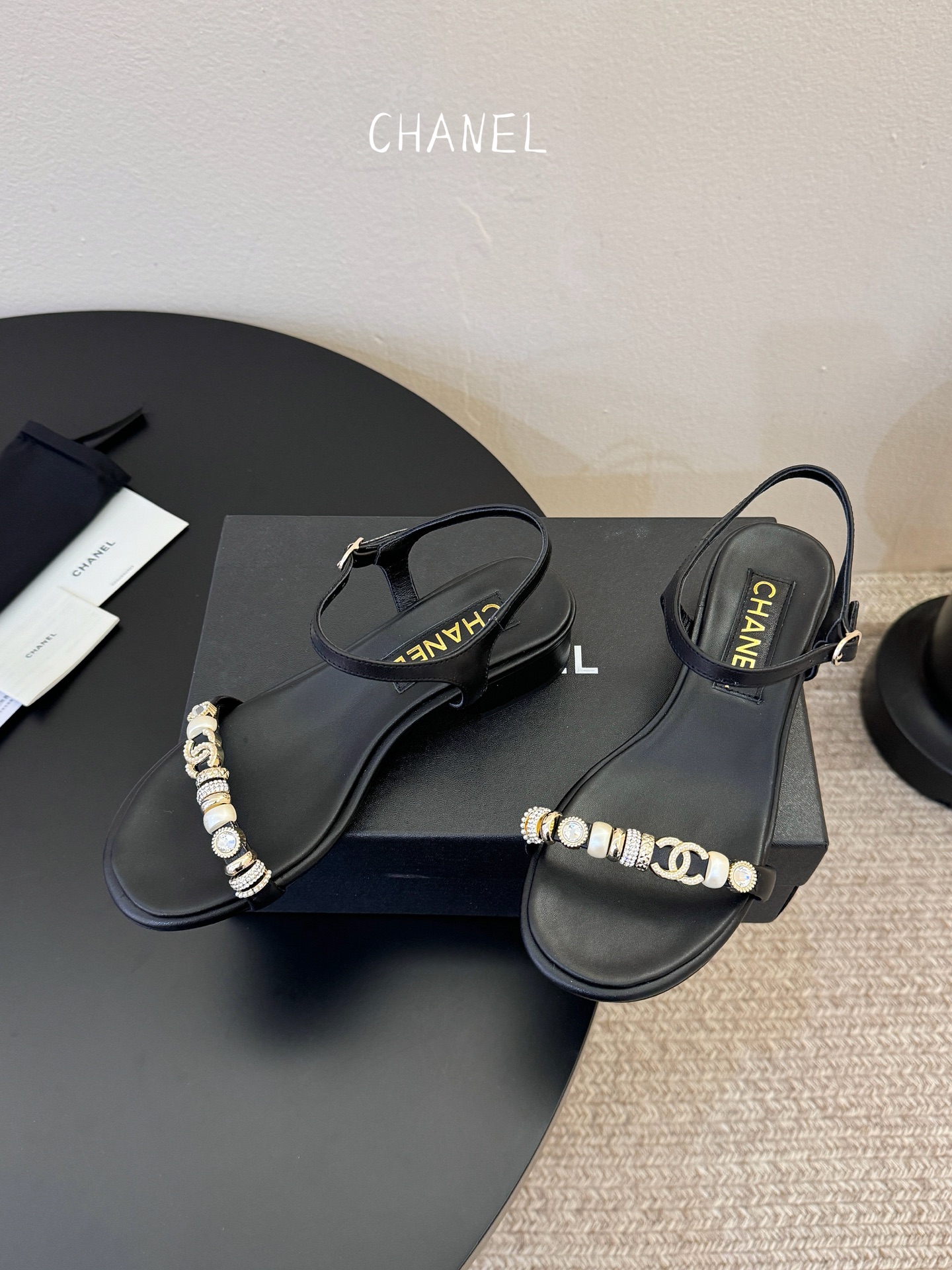 香奈儿CHANEL春夏最新款s珍珠链条粗跟一字带凉鞋超多明星网红种草 鞋头一字带印有双C定制金属扣 原版