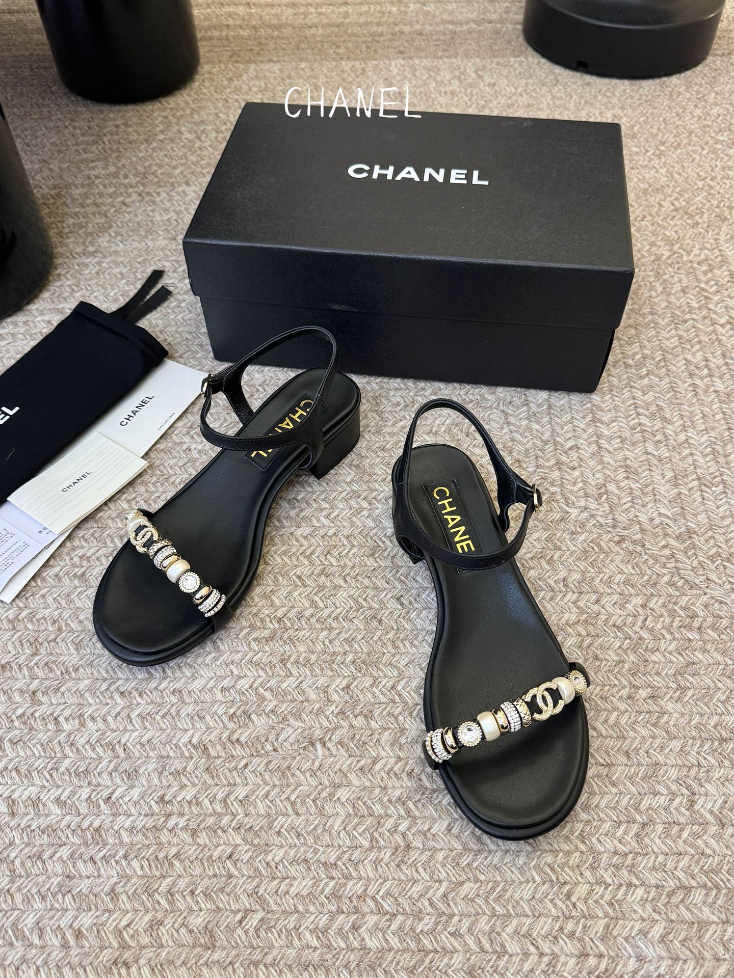 香奈儿CHANEL春夏最新款s珍珠链条粗跟一字带凉鞋超多明星网红种草 鞋头一字带印有双C定制金属扣 原版