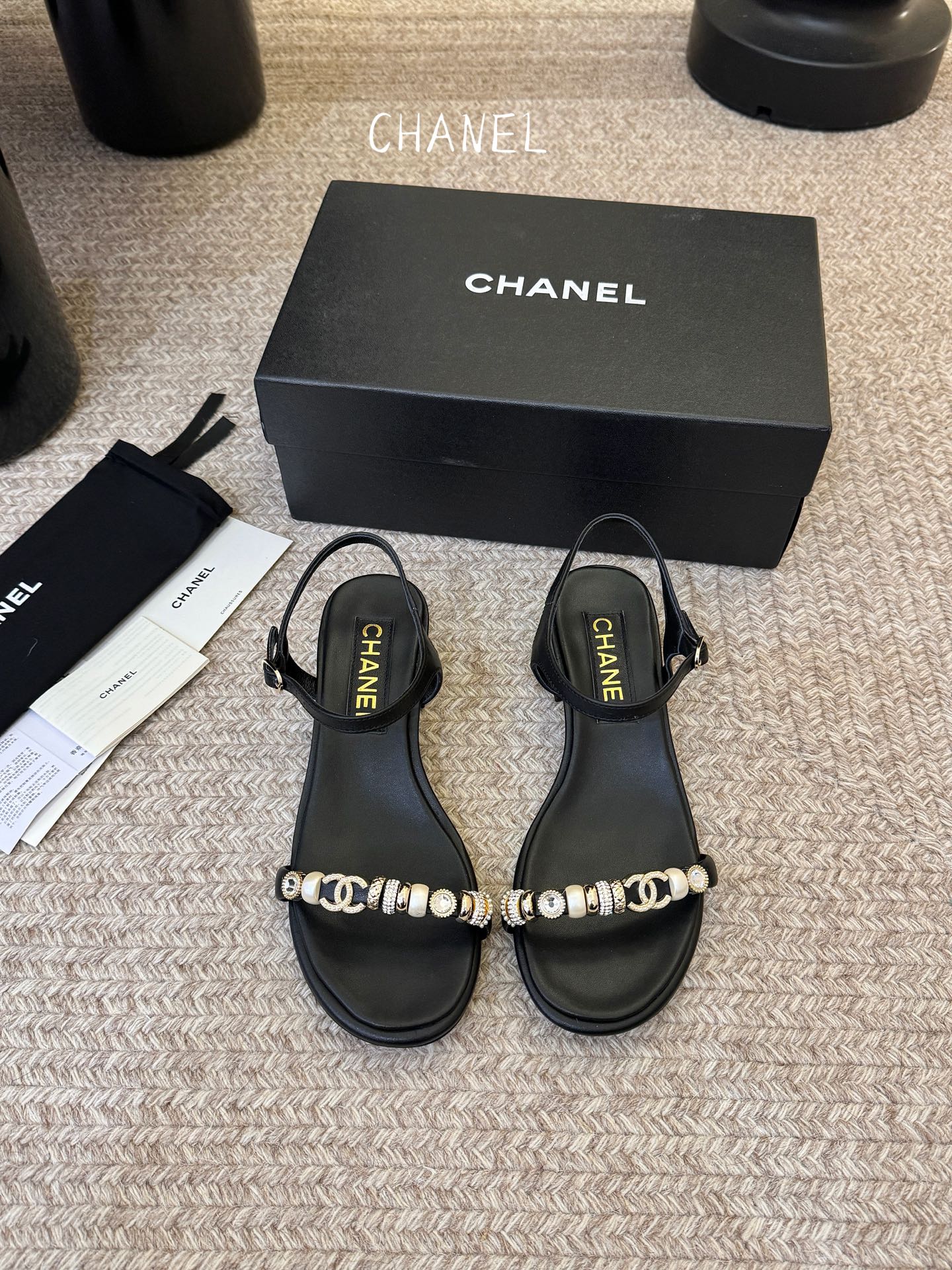 香奈儿CHANEL春夏最新款s珍珠链条粗跟一字带凉鞋超多明星网红种草 鞋头一字带印有双C定制金属扣 原版
