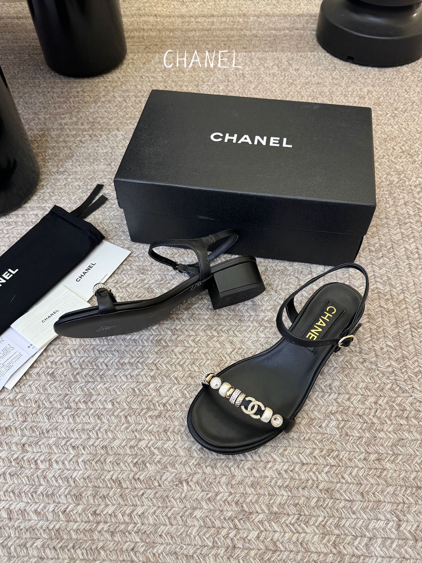 香奈儿CHANEL春夏最新款s珍珠链条粗跟一字带凉鞋超多明星网红种草 鞋头一字带印有双C定制金属扣 原版