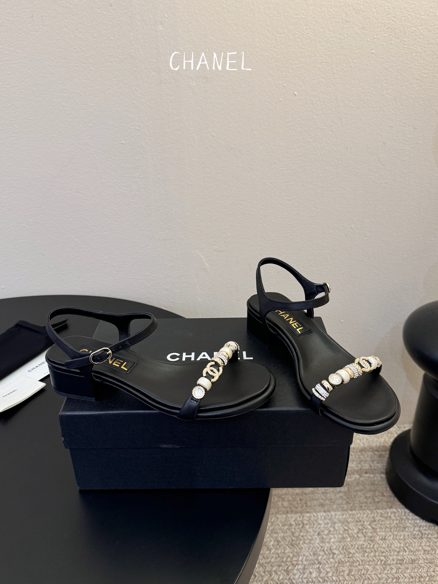 香奈儿CHANEL春夏最新款s珍珠链条粗跟一字带凉鞋超多明星网红种草 鞋头一字带印有双C定制金属扣 原版