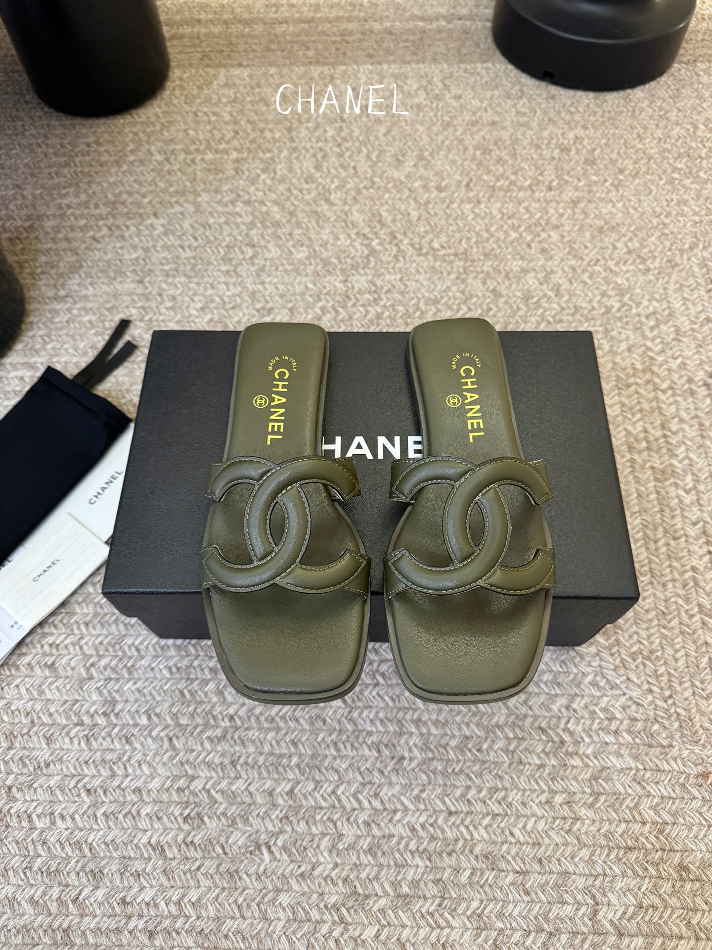 Chanel小香C家2026 断货王 早春新款拖鞋 经典双 C 扣饰，俏皮中带点性感，穿起来就是甜美女孩
