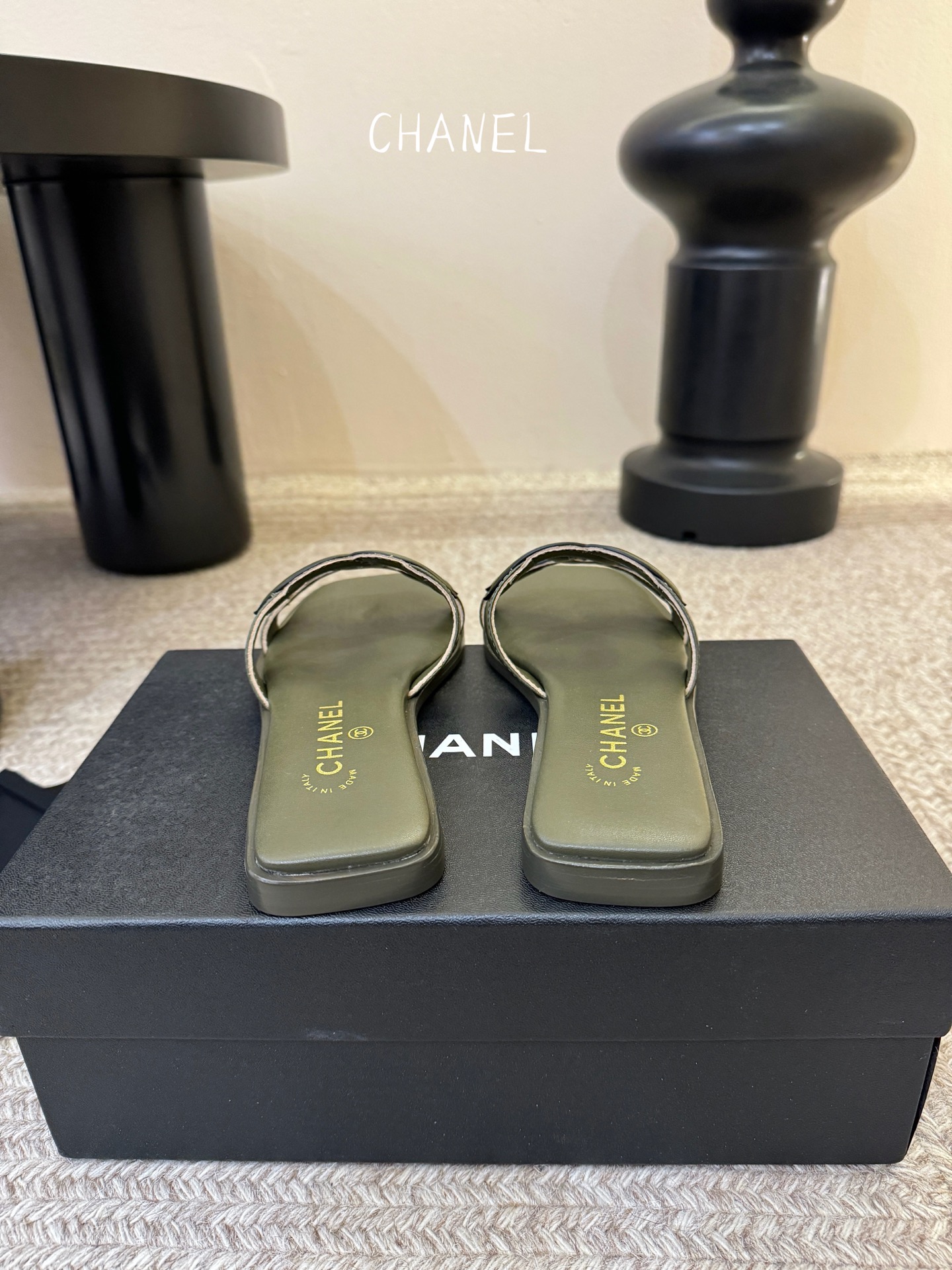 Chanel小香C家2026 断货王 早春新款拖鞋 经典双 C 扣饰，俏皮中带点性感，穿起来就是甜美女孩