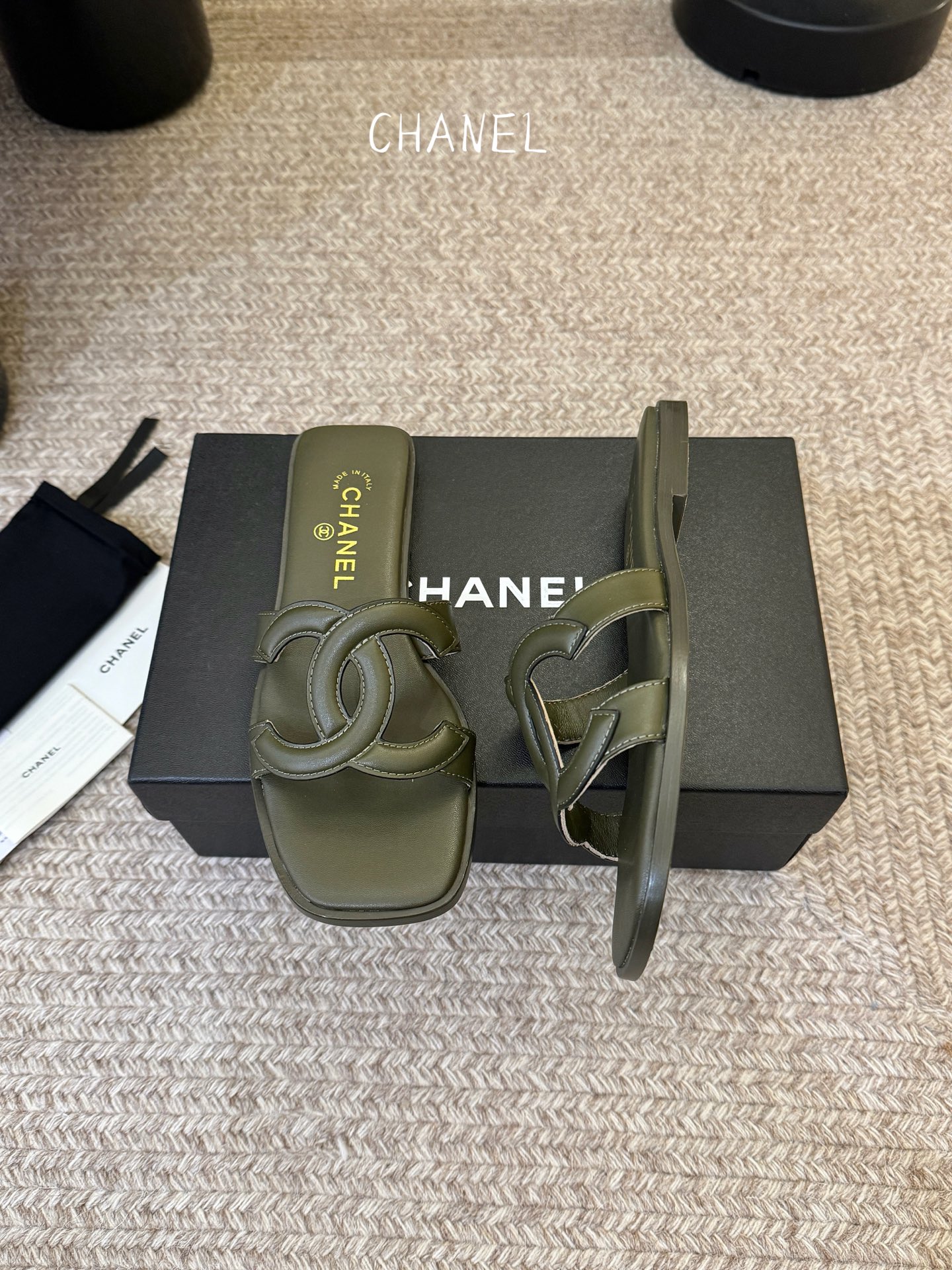 Chanel小香C家2026 断货王 早春新款拖鞋 经典双 C 扣饰，俏皮中带点性感，穿起来就是甜美女孩